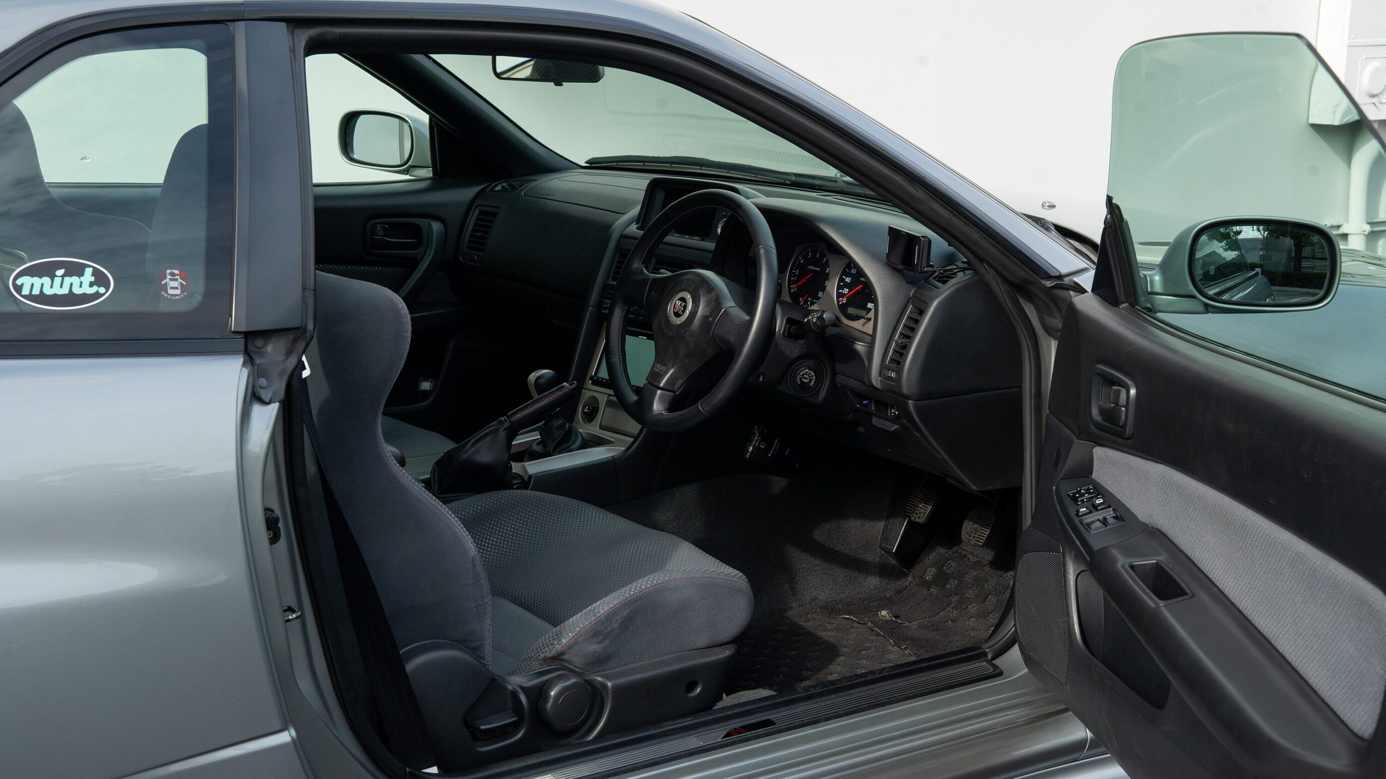 
								1999 Nissan Skyline GTR (BNR34) V-Spec Sonic Silver full									