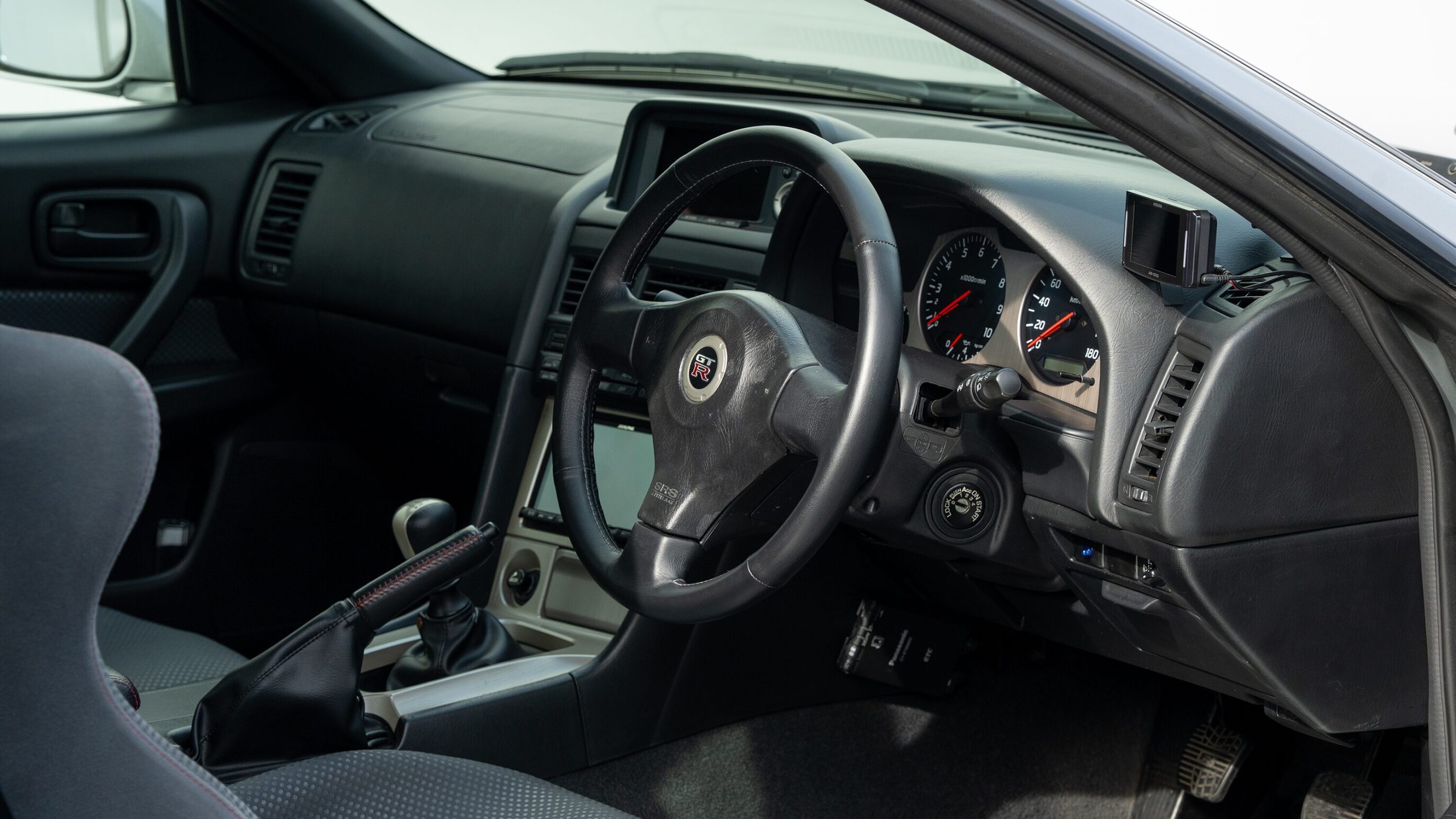 
								1999 Nissan Skyline GTR (BNR34) V-Spec Sonic Silver full									