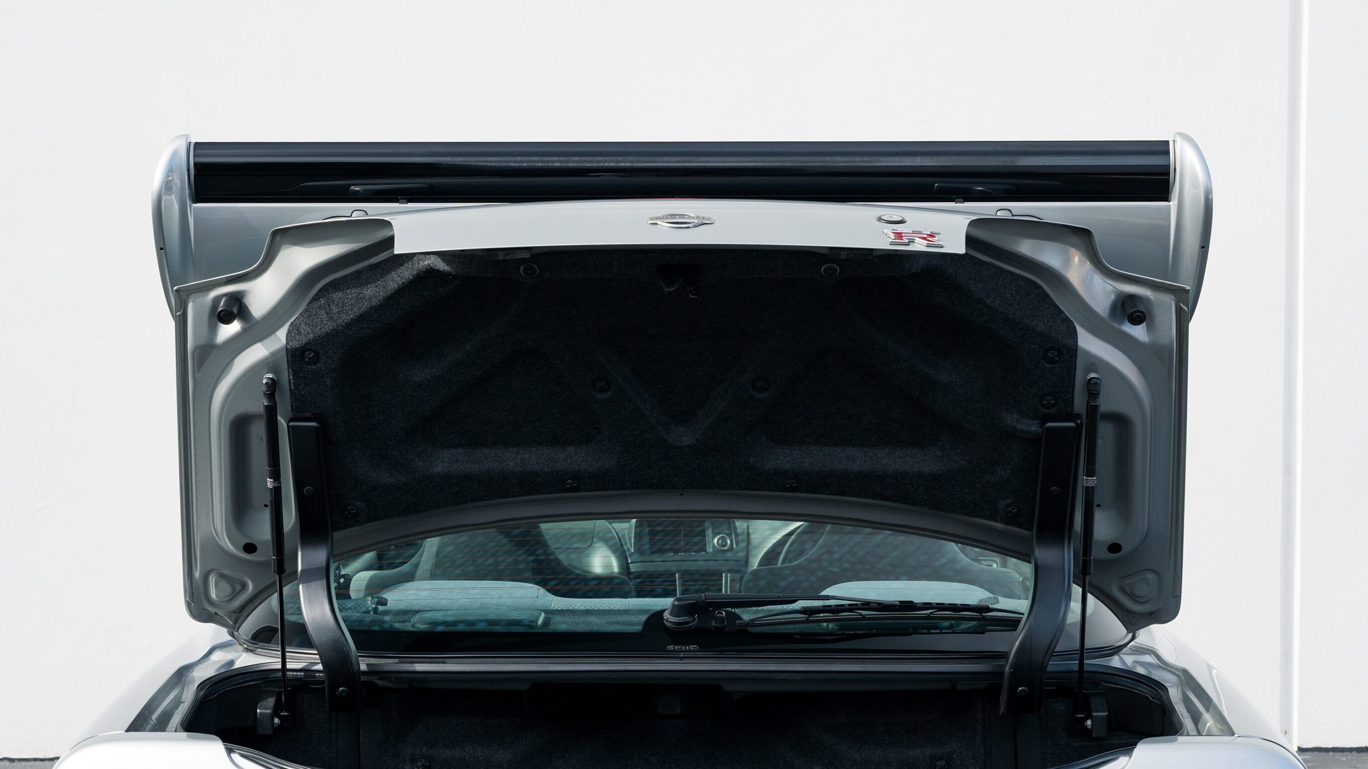 
								1999 Nissan Skyline GTR (BNR34) V-Spec Sonic Silver full									