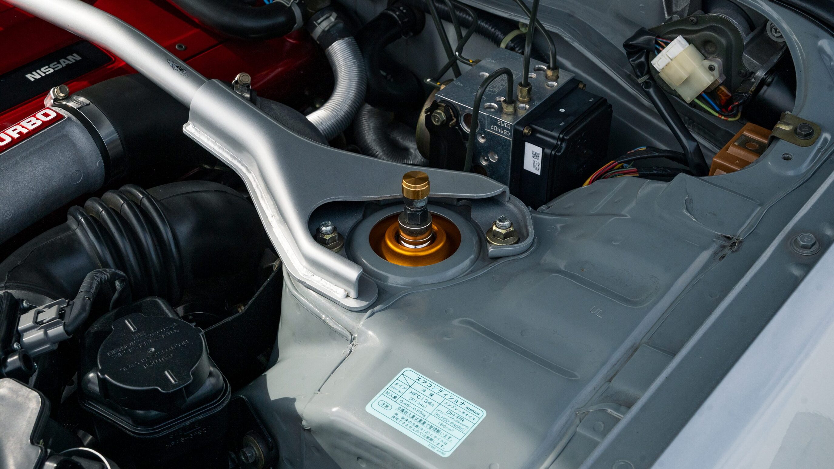 
								1999 Nissan Skyline GTR (BNR34) V-Spec Sonic Silver full									