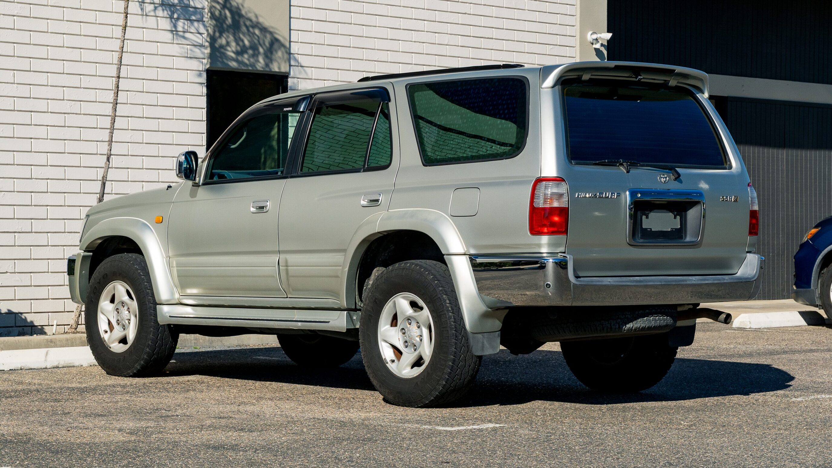 
								Toyota Hilux Surf SSR-X Silver full									