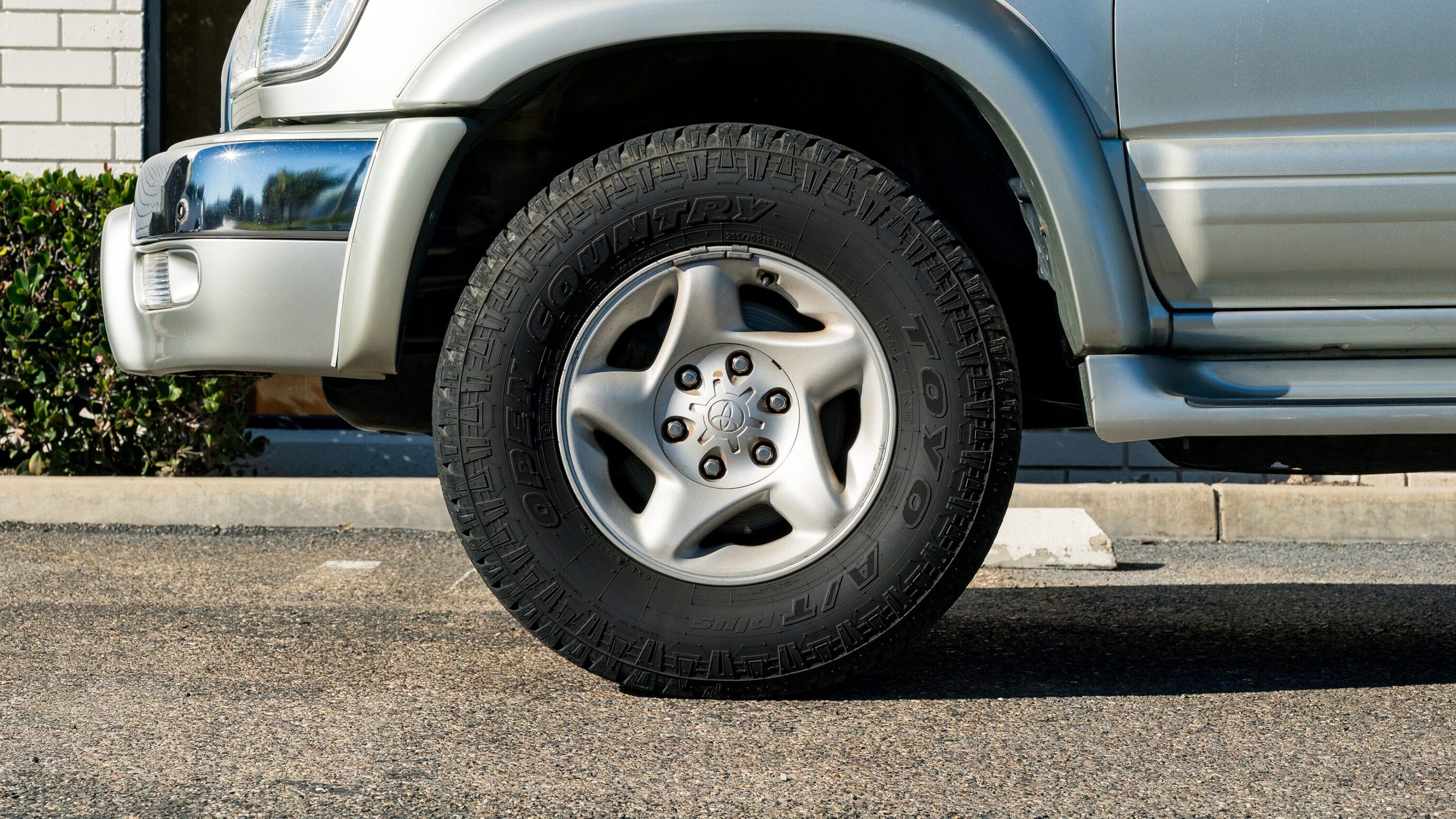 
								Toyota Hilux Surf SSR-X Silver full									