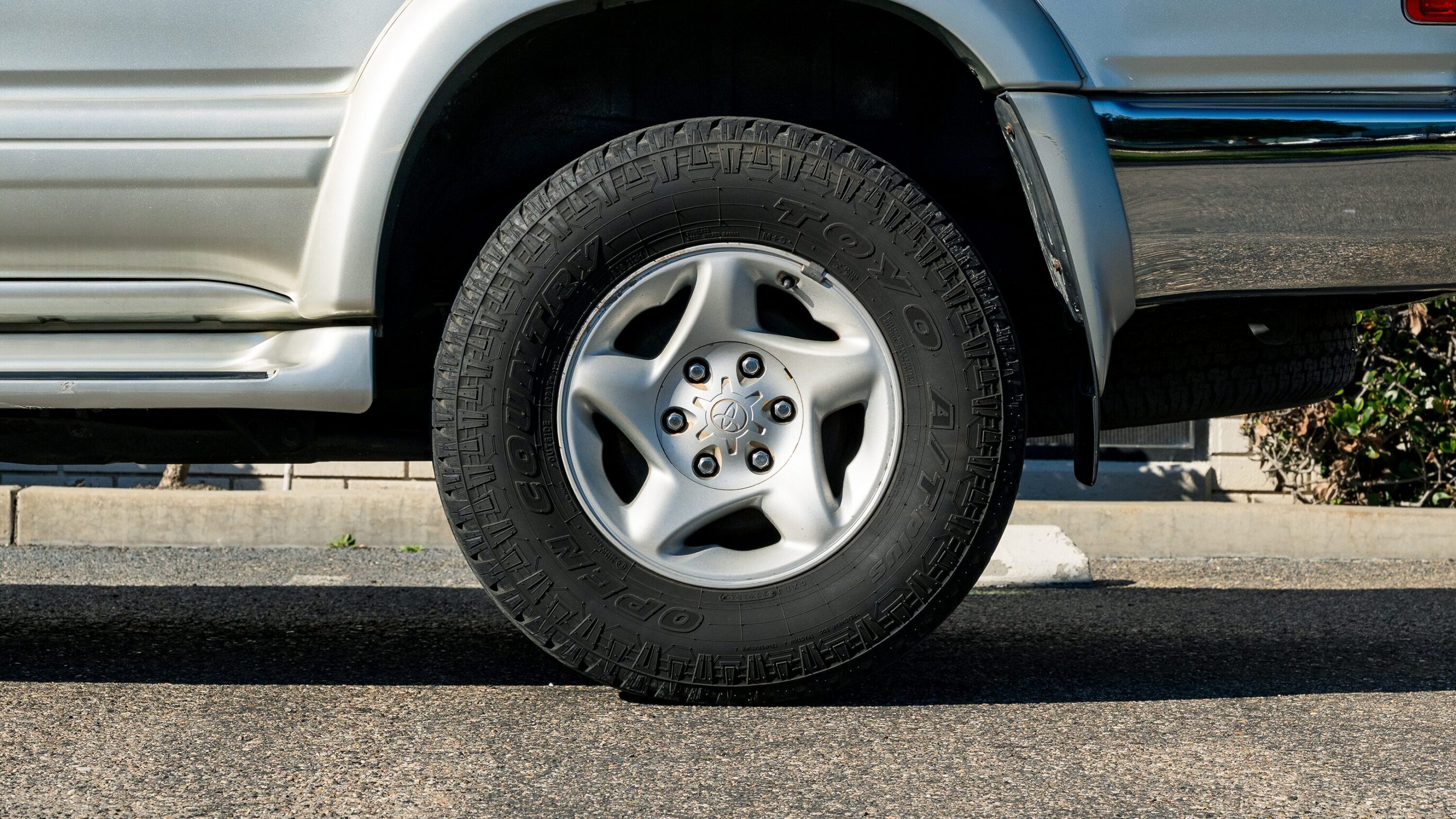 
								Toyota Hilux Surf SSR-X Silver full									