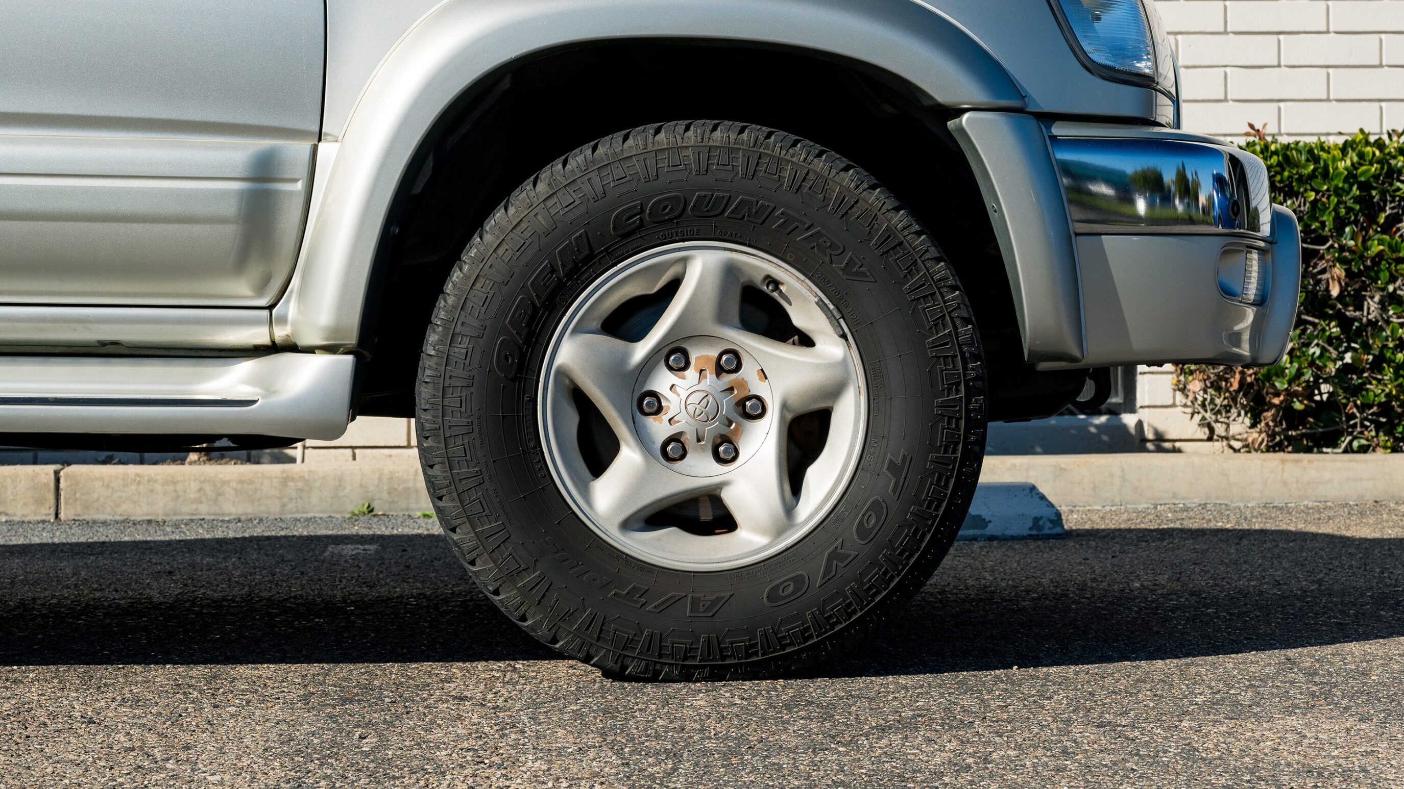 
								Toyota Hilux Surf SSR-X Silver full									