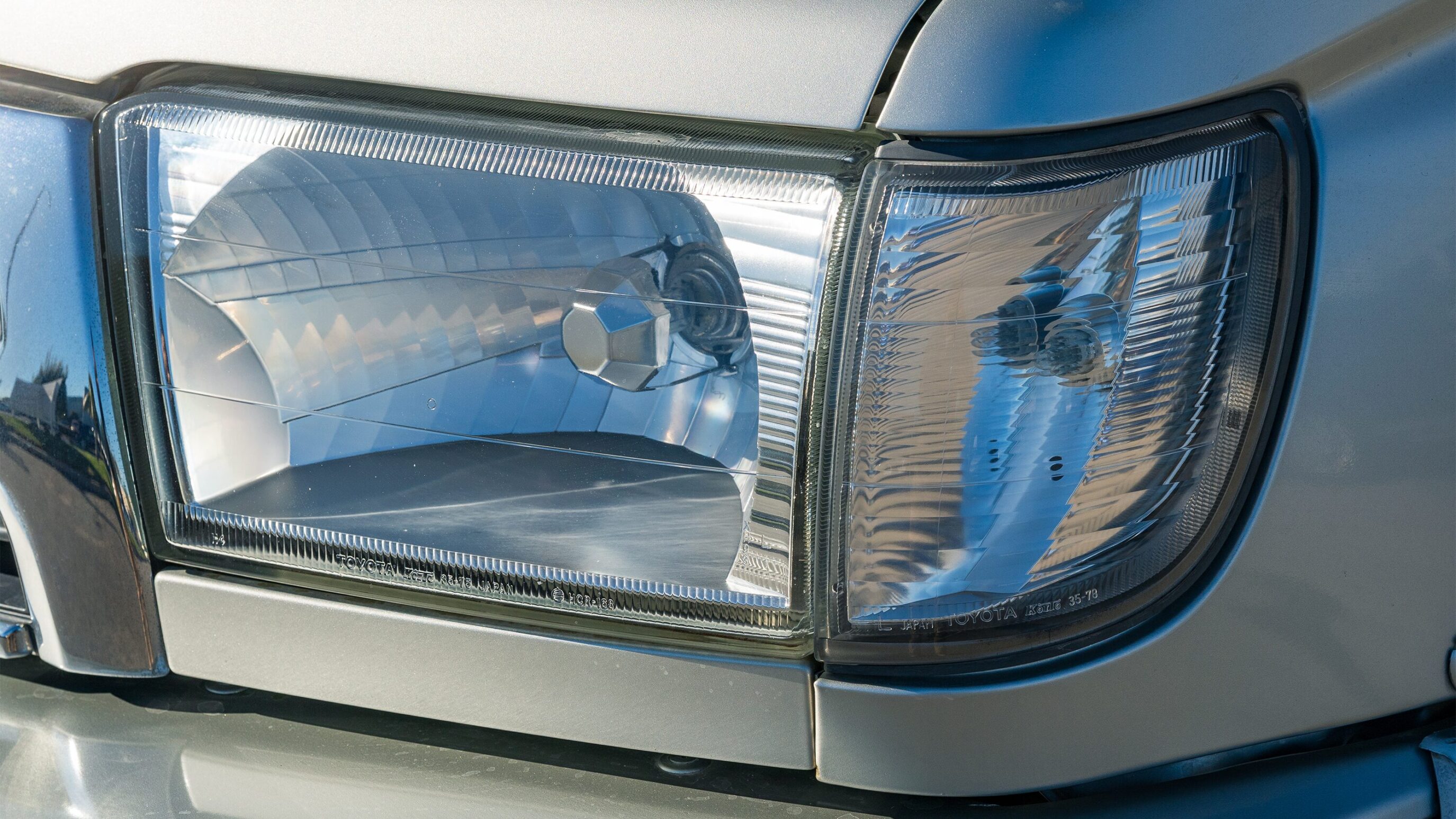 
								Toyota Hilux Surf SSR-X Silver full									