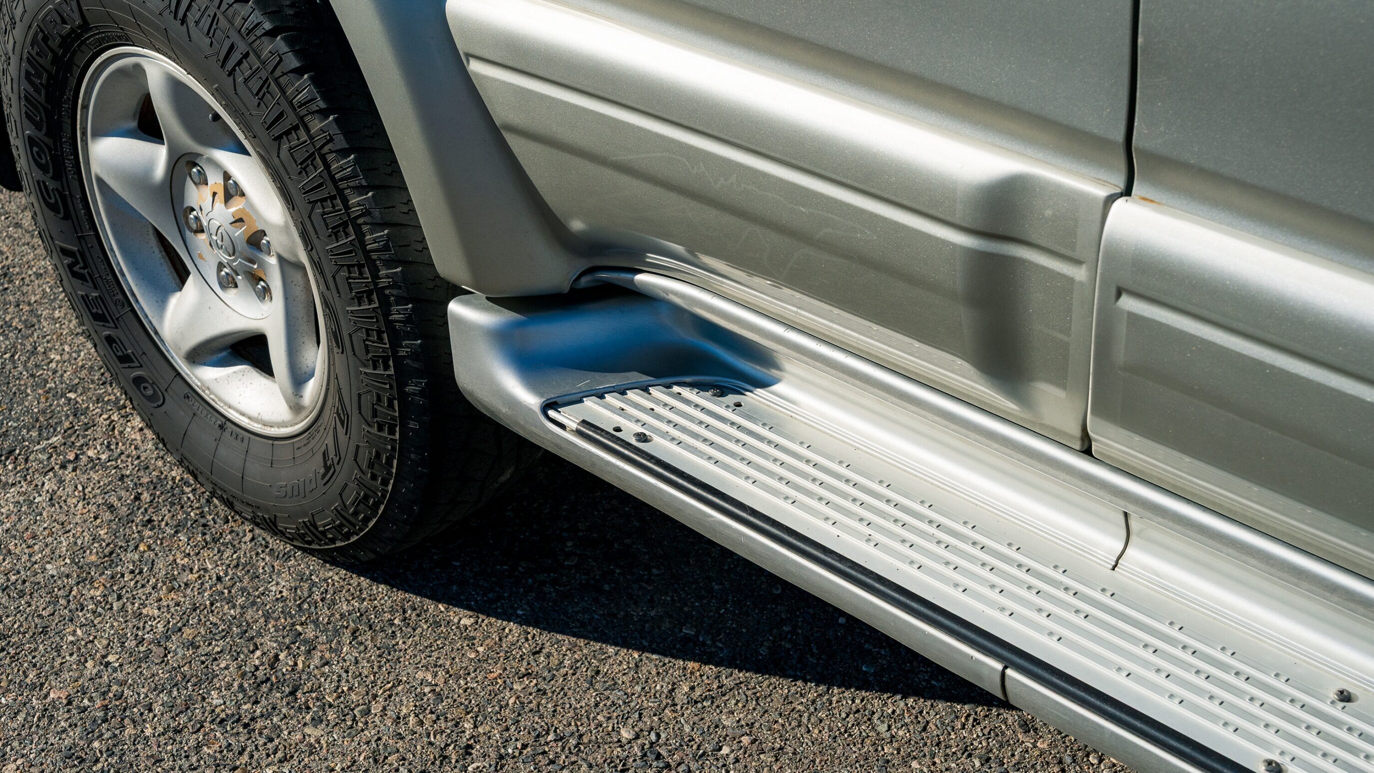 
								Toyota Hilux Surf SSR-X Silver full									