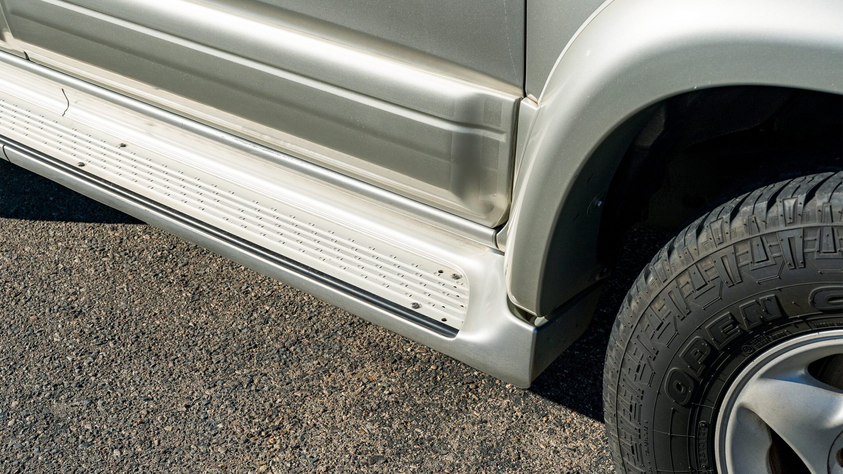 
								Toyota Hilux Surf SSR-X Silver full									