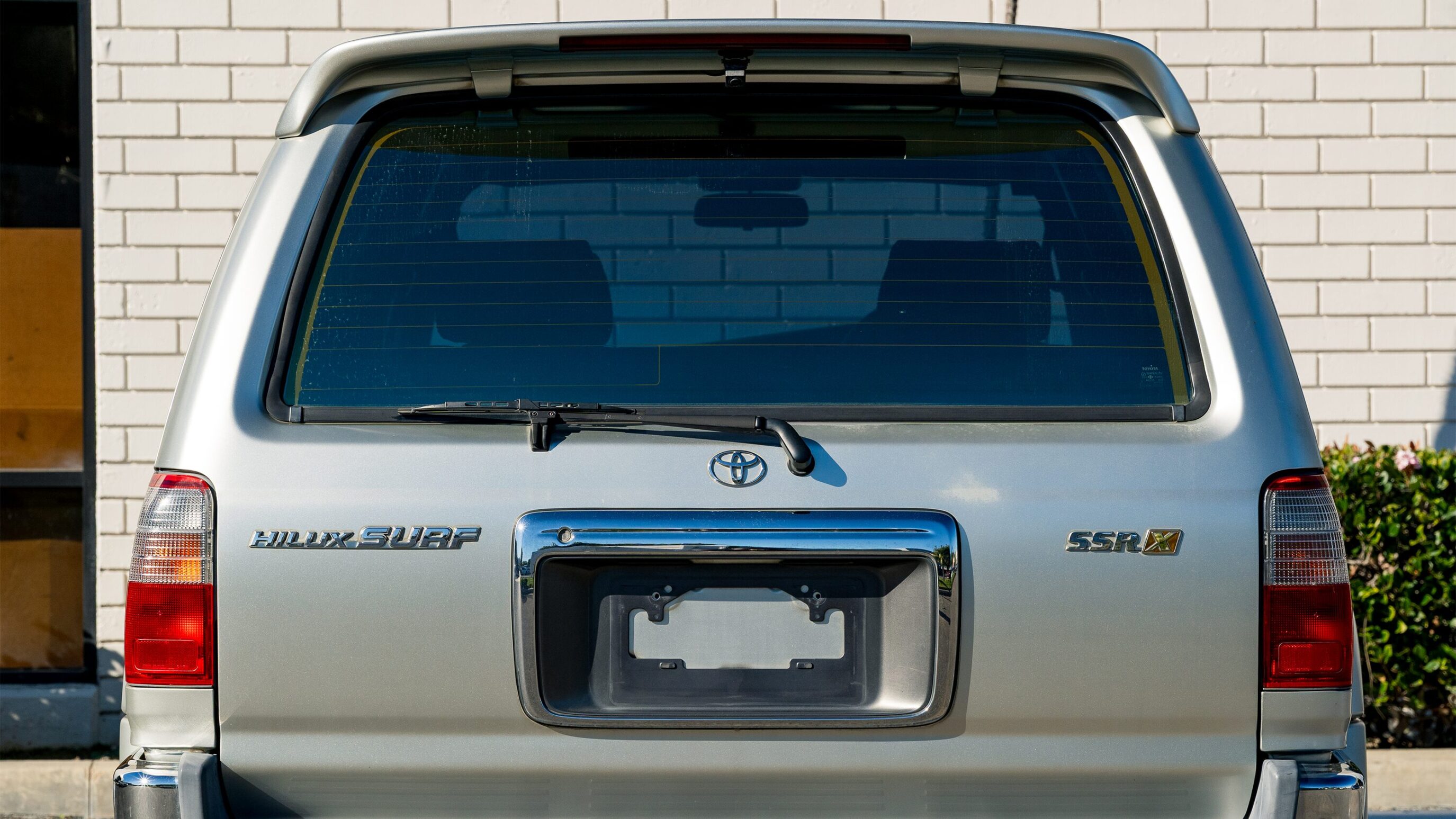 
								Toyota Hilux Surf SSR-X Silver full									