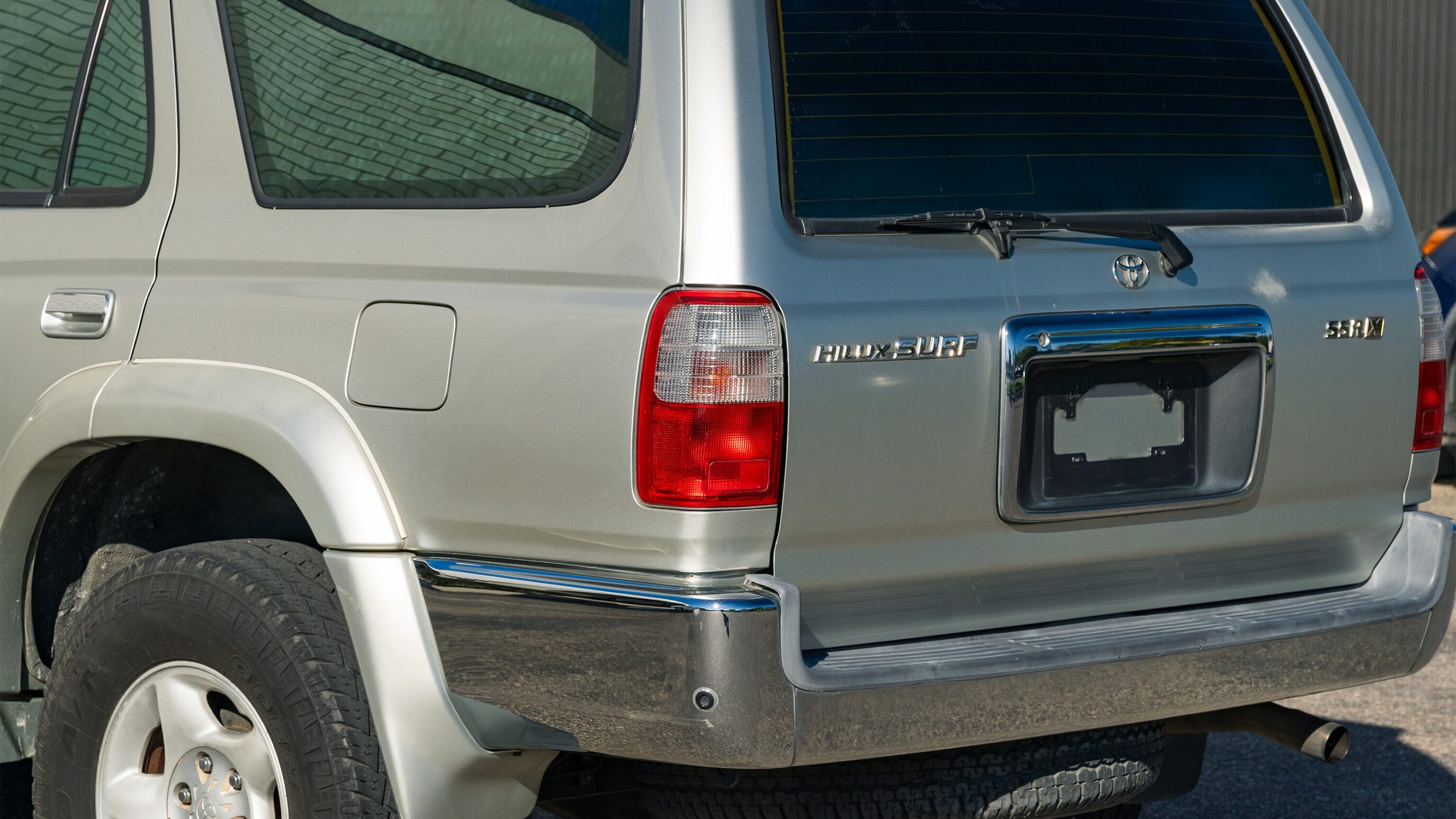 
								Toyota Hilux Surf SSR-X Silver full									