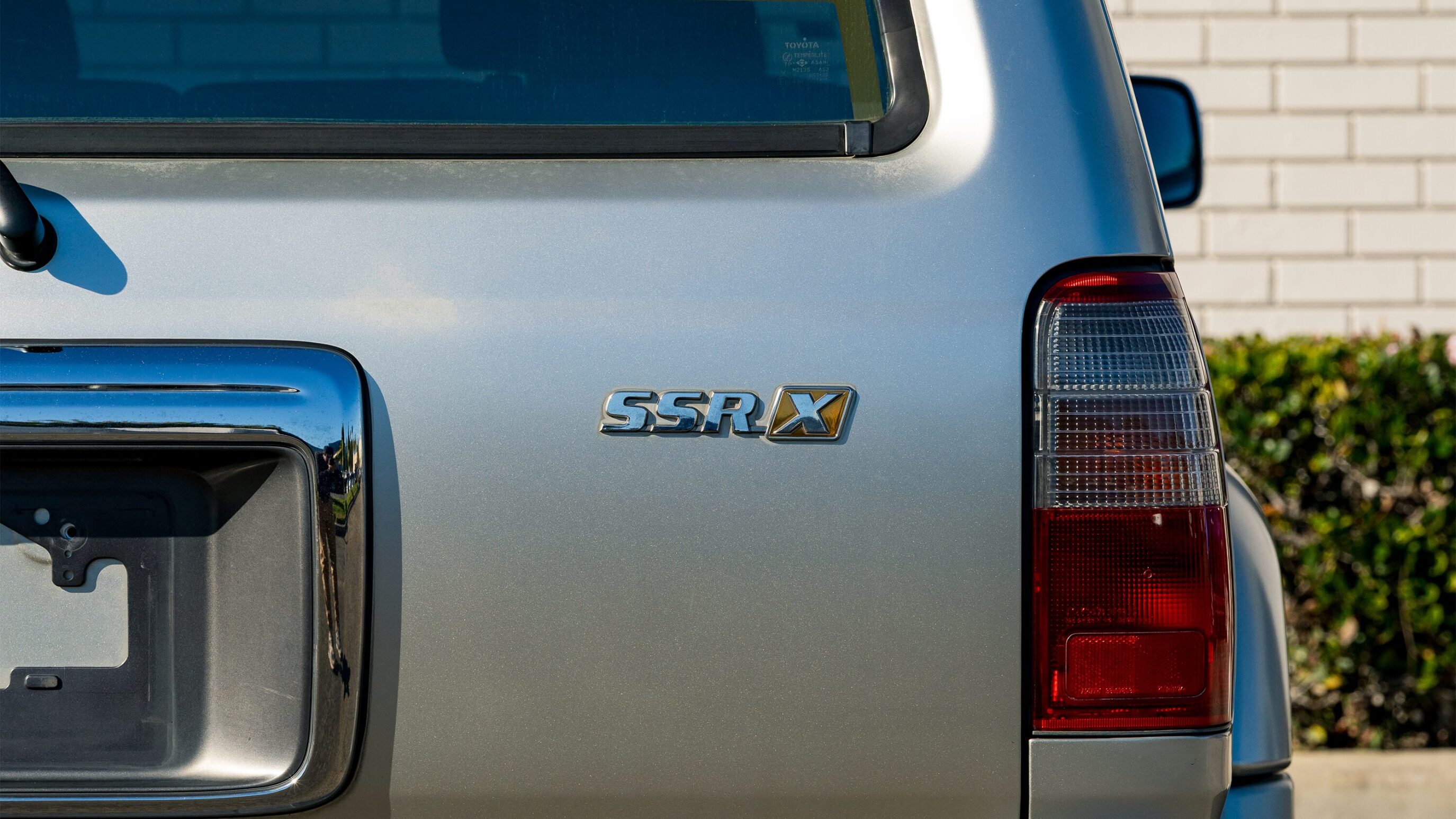 
								Toyota Hilux Surf SSR-X Silver full									