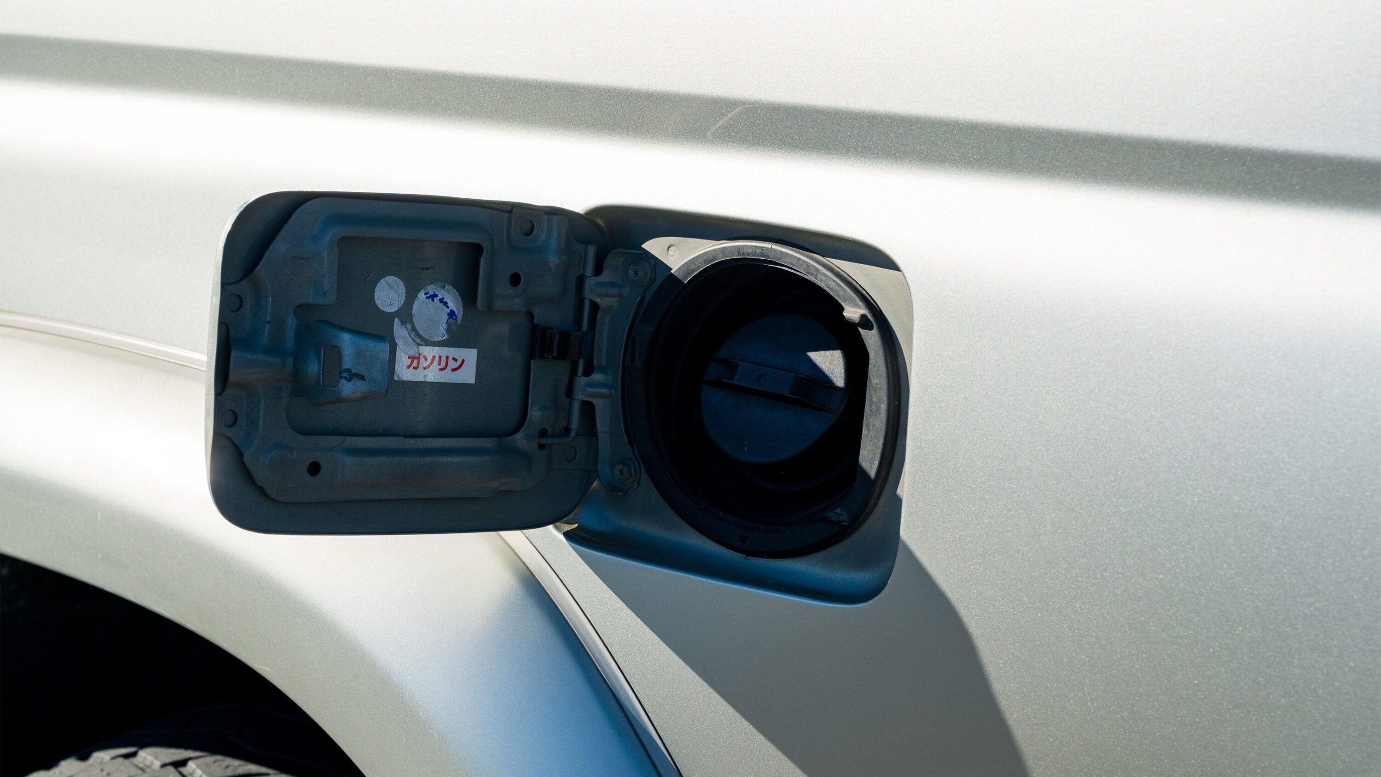 
								Toyota Hilux Surf SSR-X Silver full									