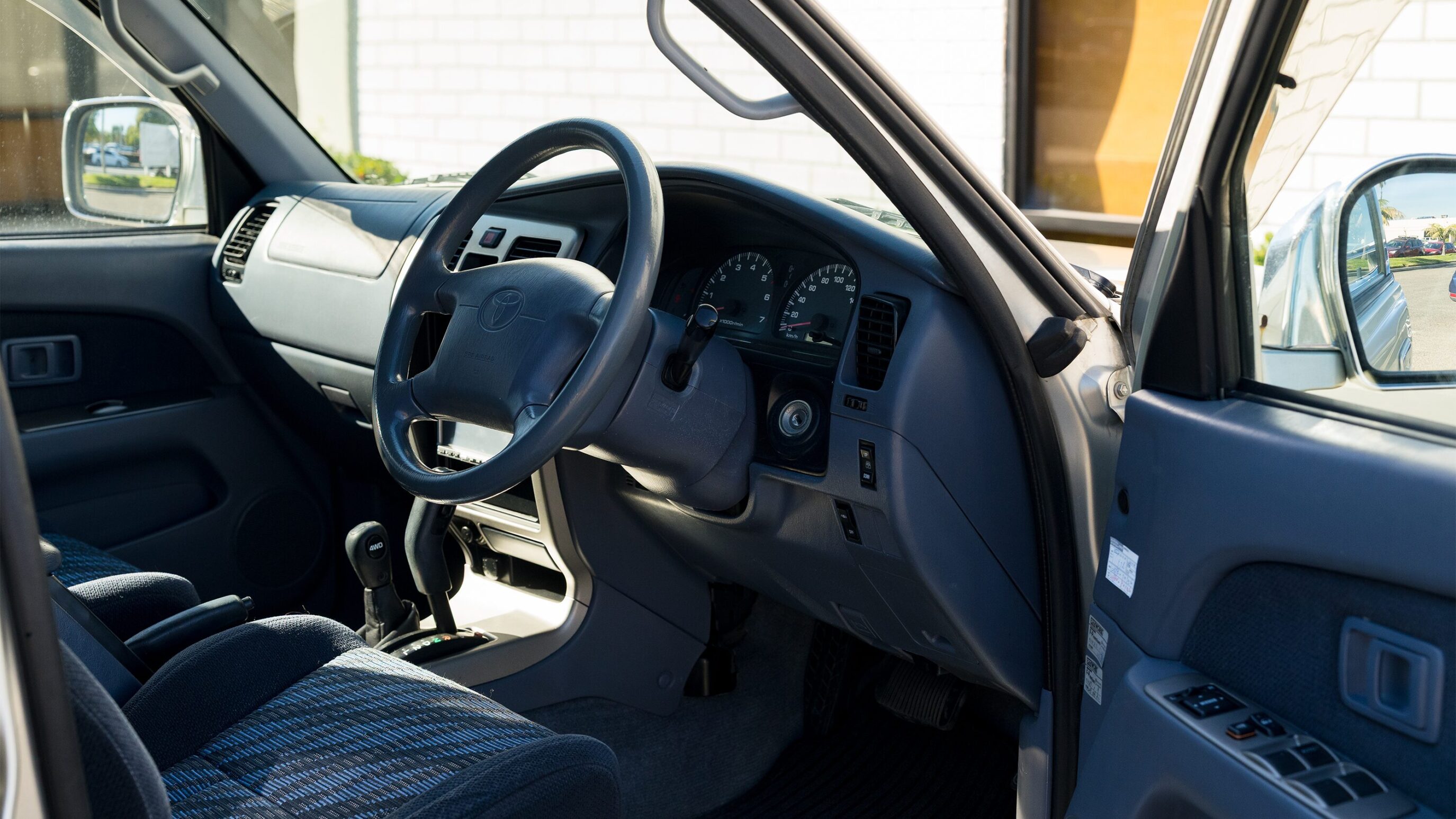 
								Toyota Hilux Surf SSR-X Silver full									