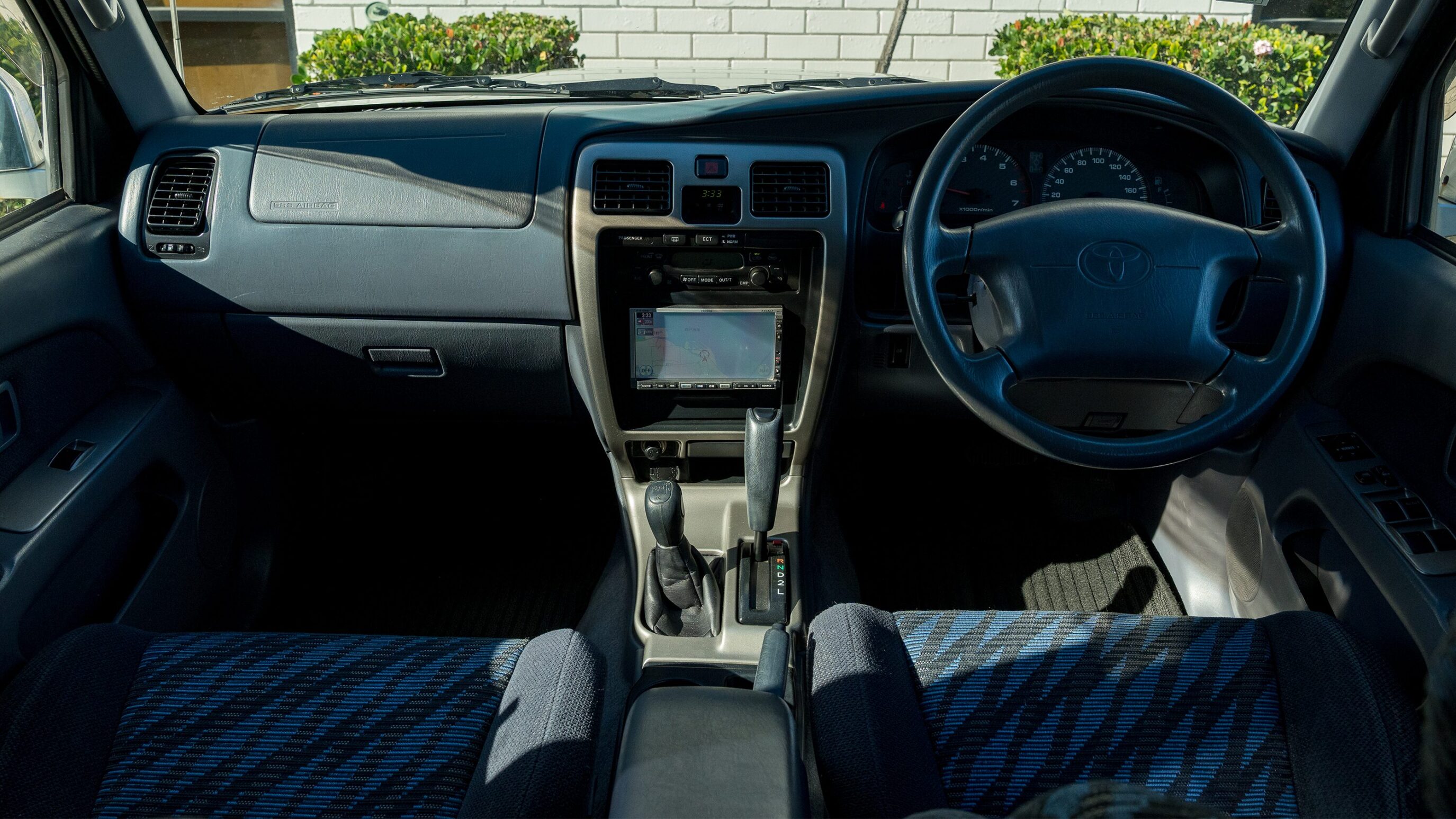 
								Toyota Hilux Surf SSR-X Silver full									