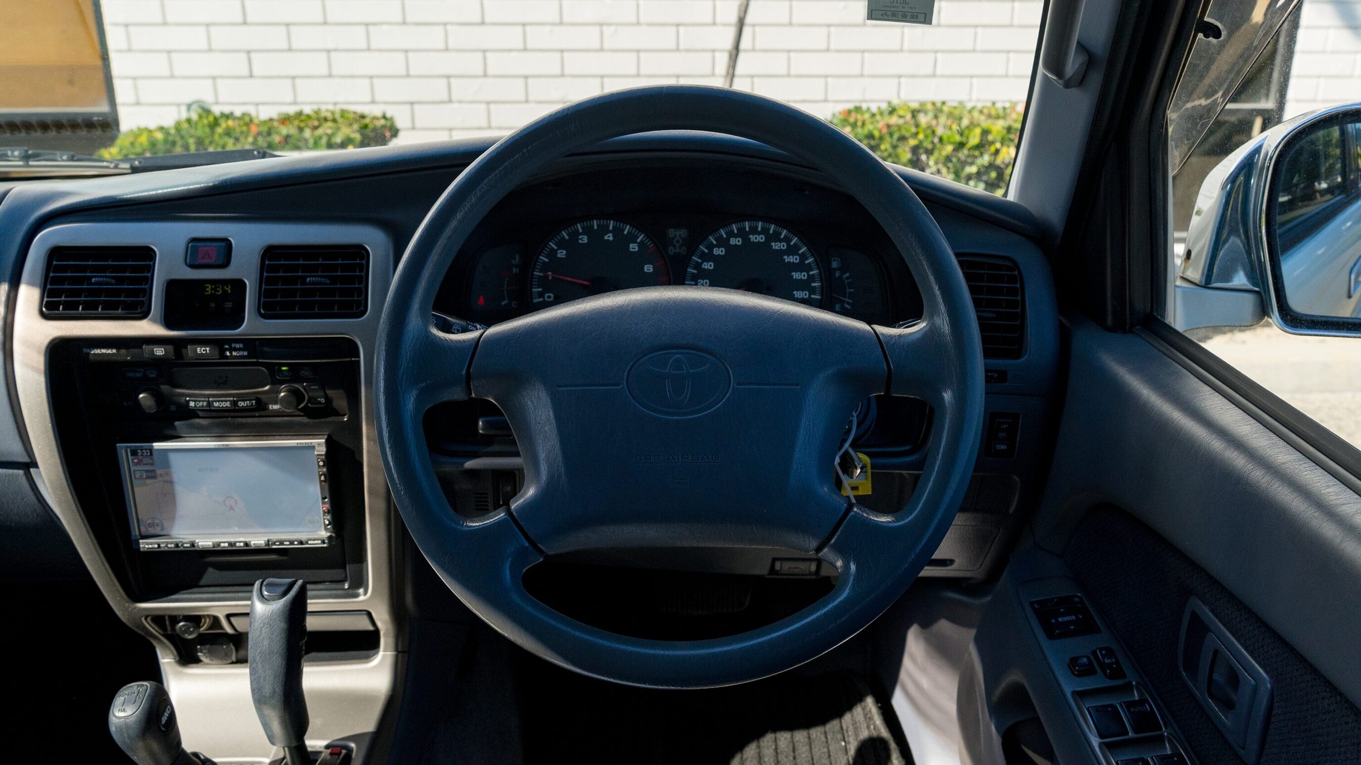 
								Toyota Hilux Surf SSR-X Silver full									