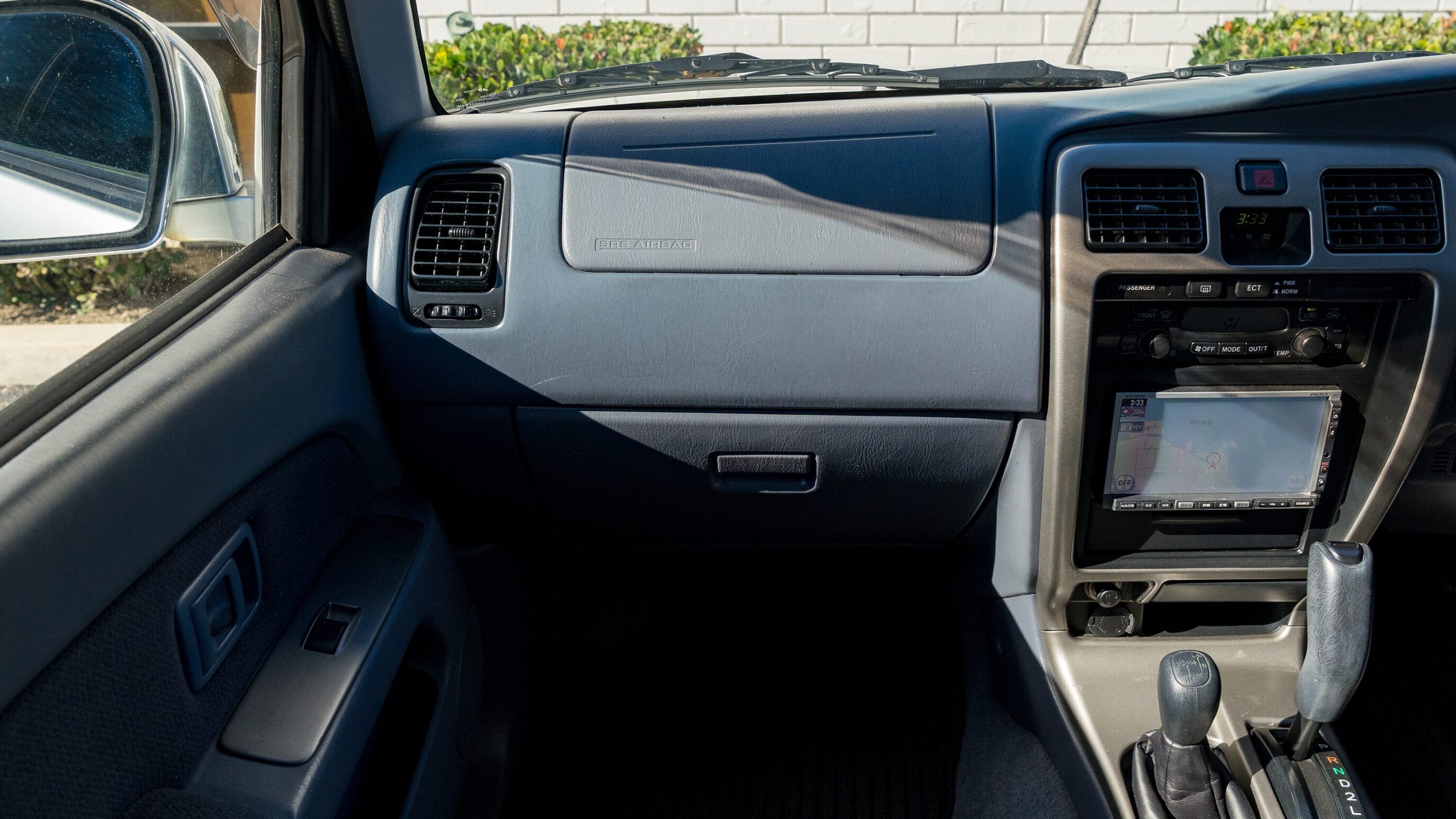 
								Toyota Hilux Surf SSR-X Silver full									