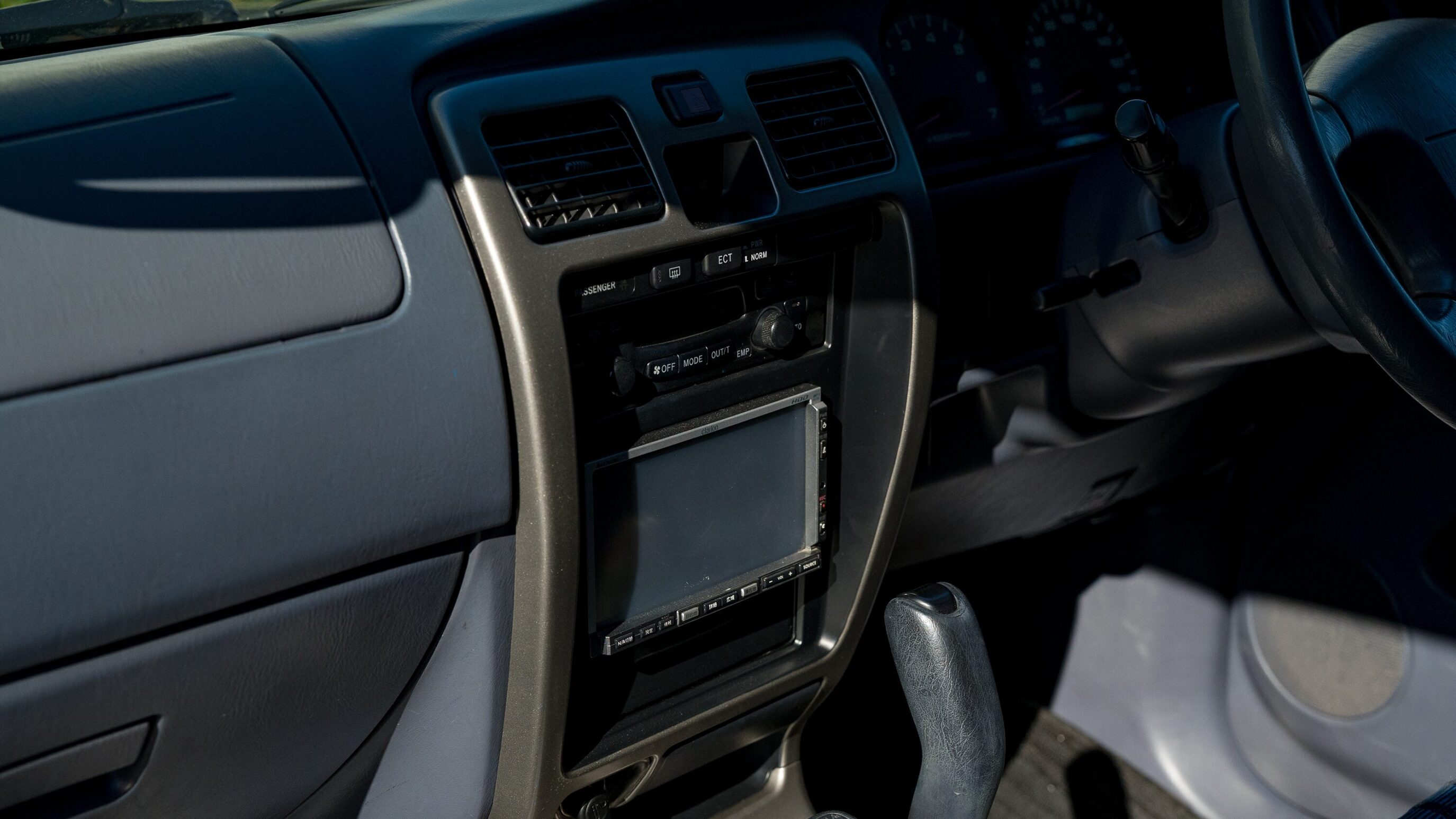 
								Toyota Hilux Surf SSR-X Silver full									