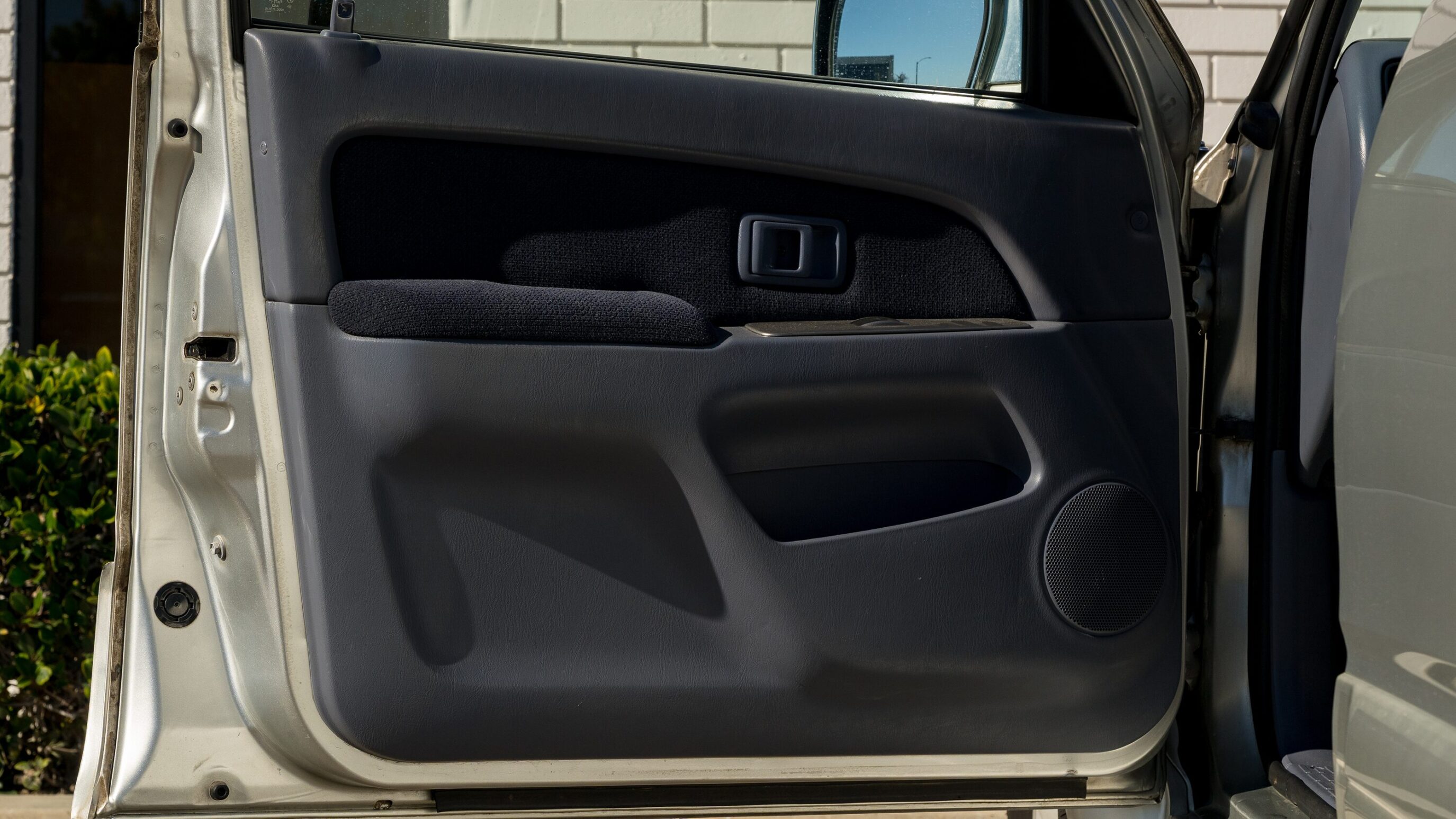 
								Toyota Hilux Surf SSR-X Silver full									