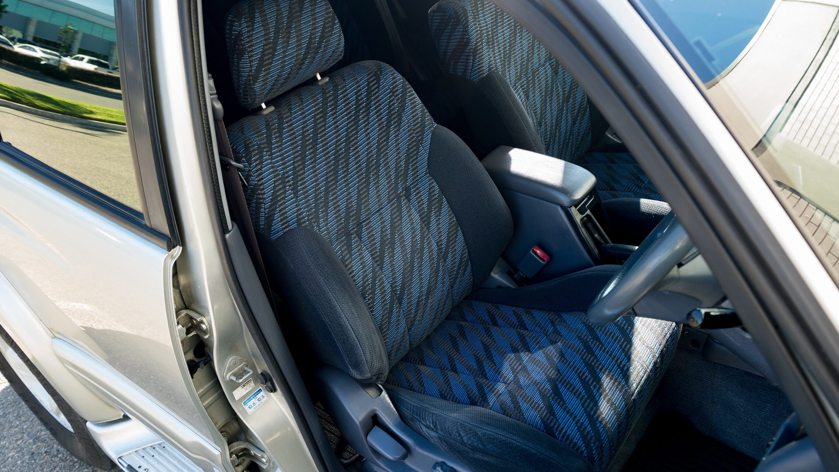 
								Toyota Hilux Surf SSR-X Silver full									