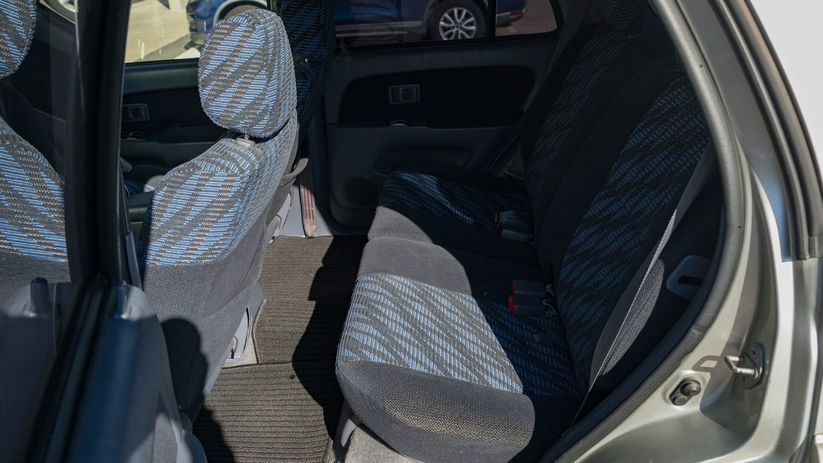 
								Toyota Hilux Surf SSR-X Silver full									