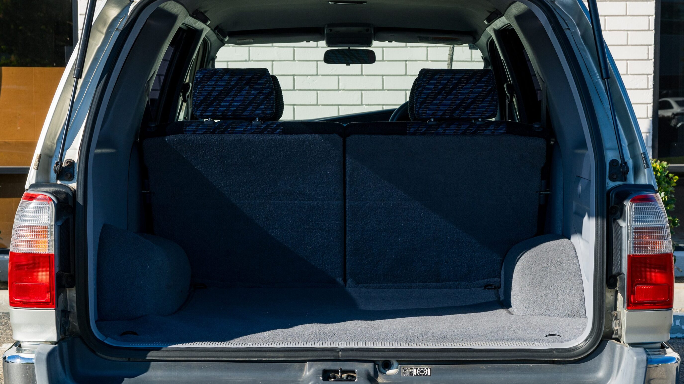 
								Toyota Hilux Surf SSR-X Silver full									