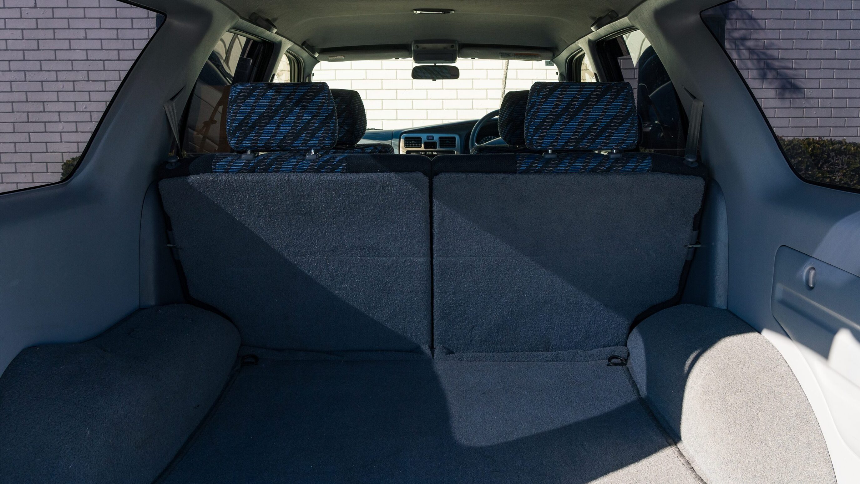 
								Toyota Hilux Surf SSR-X Silver full									