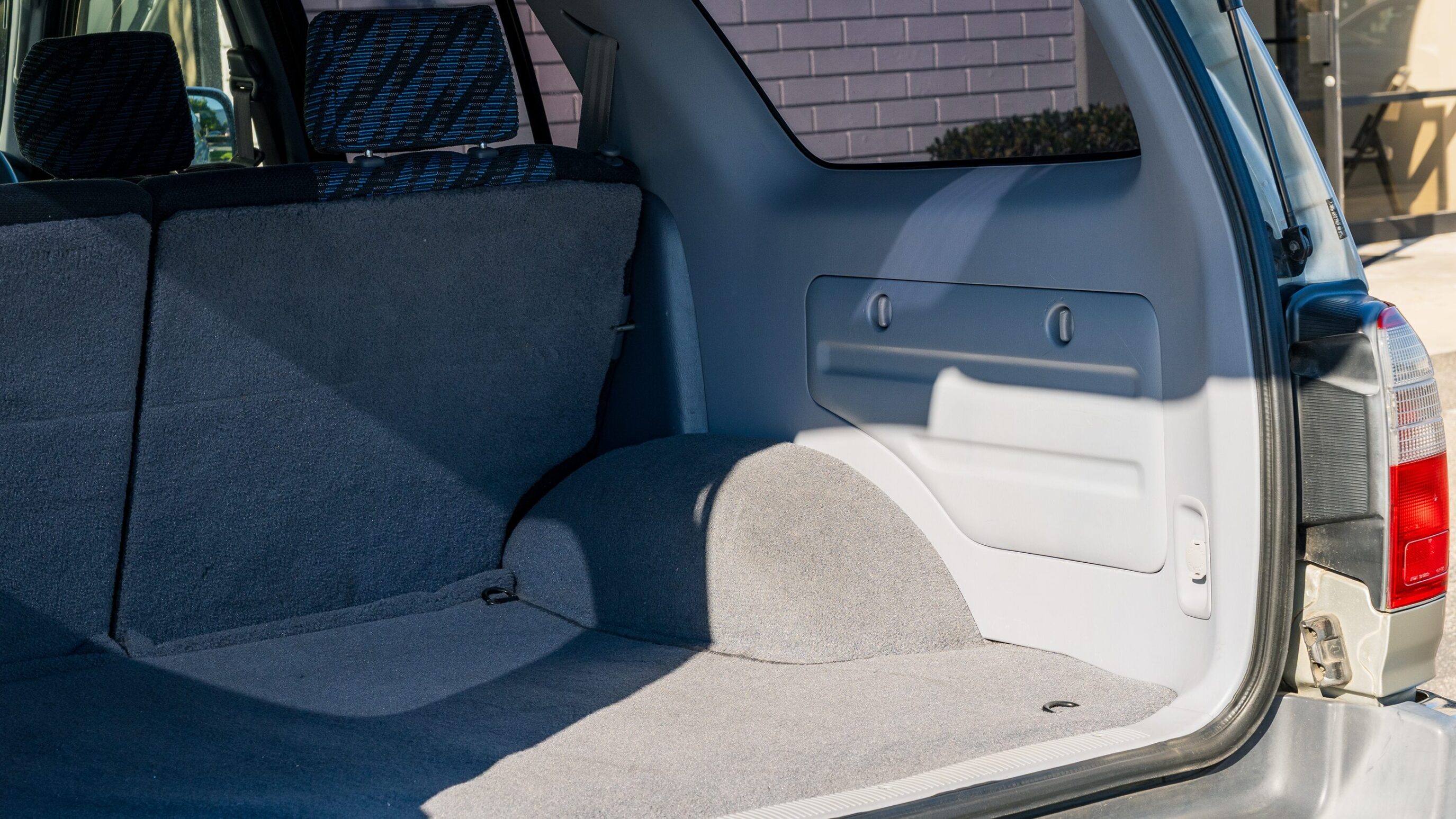 
								Toyota Hilux Surf SSR-X Silver full									