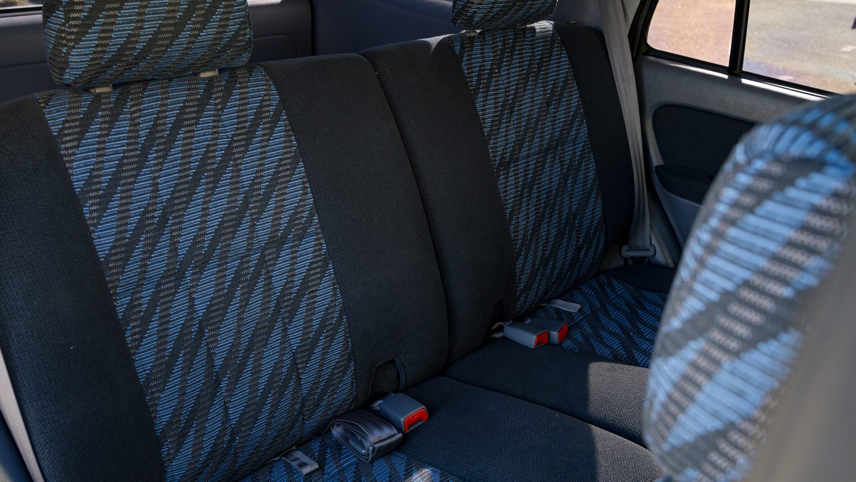 
								Toyota Hilux Surf SSR-X Silver full									