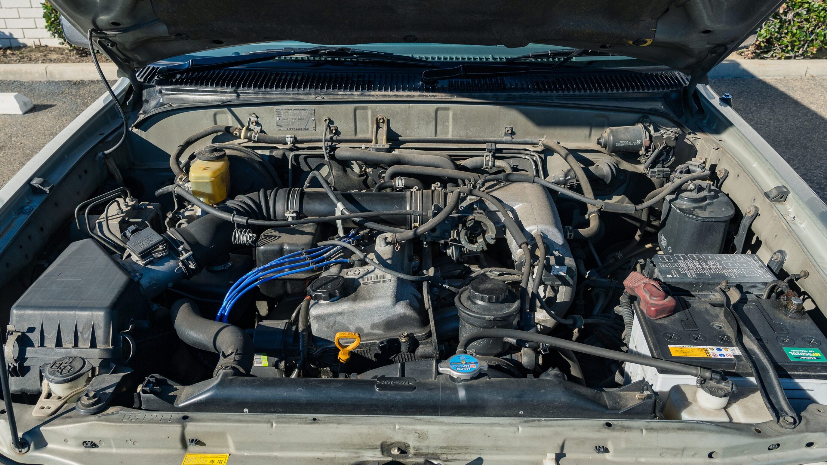 
								Toyota Hilux Surf SSR-X Silver full									