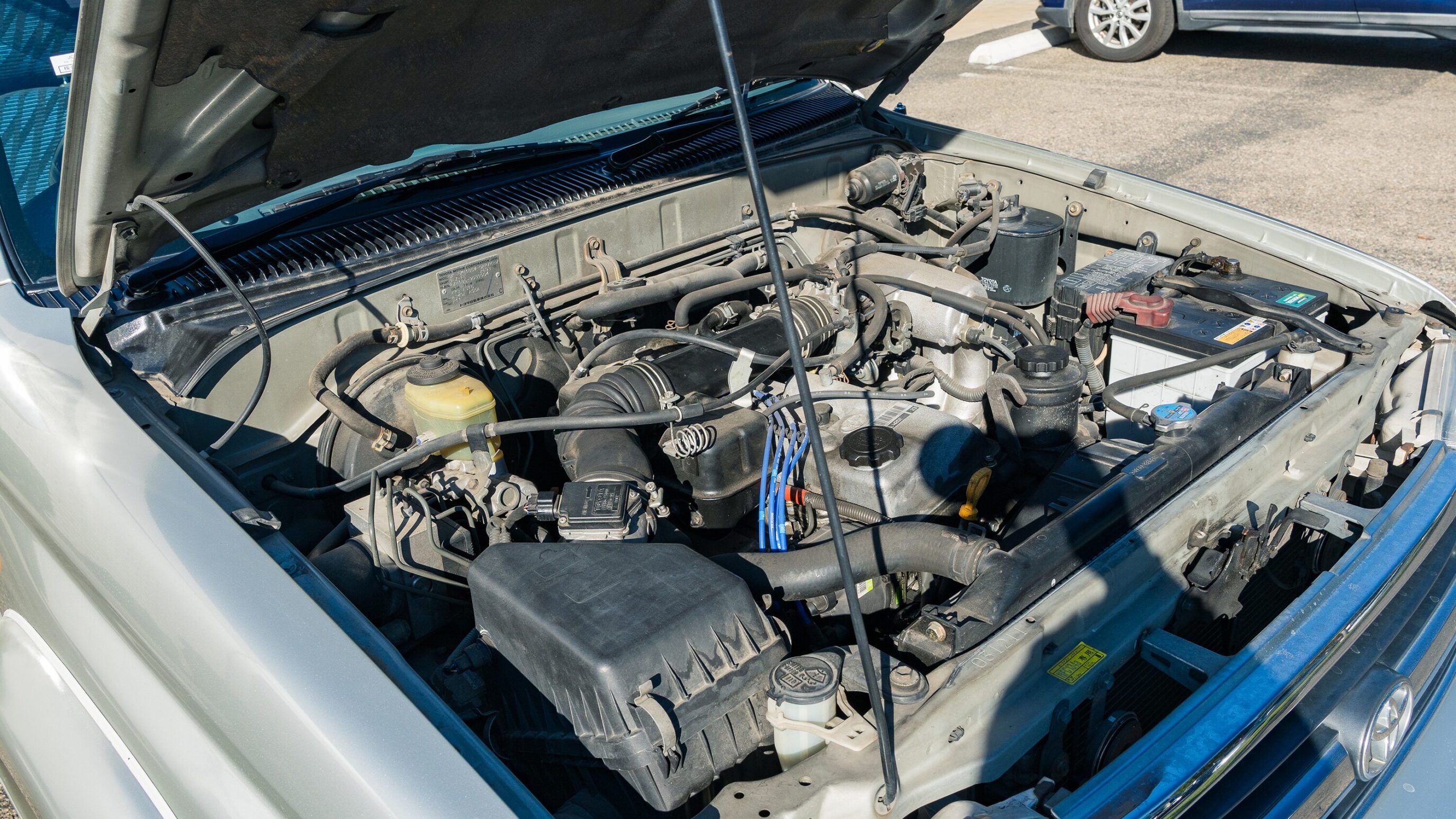 
								Toyota Hilux Surf SSR-X Silver full									