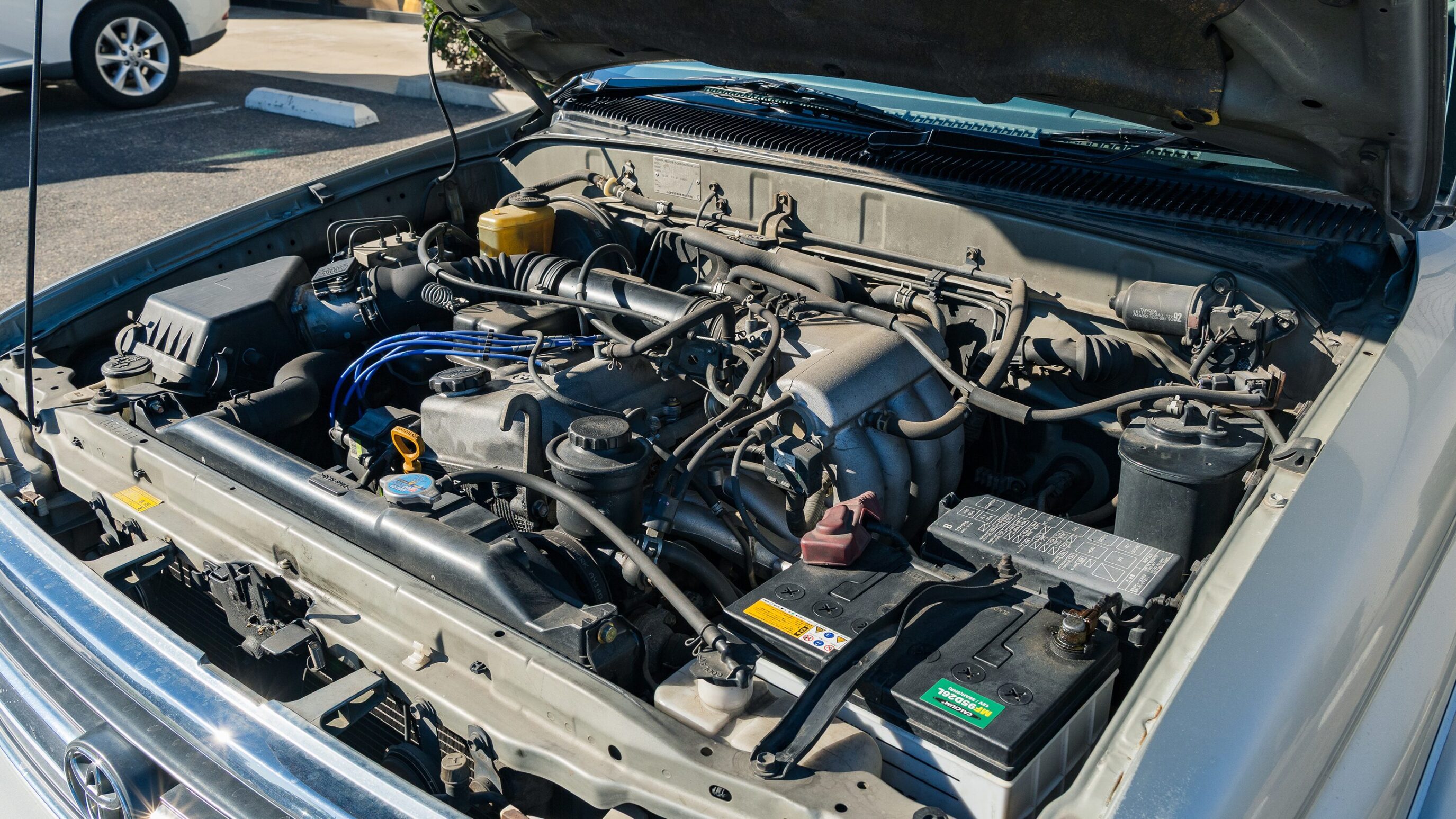 
								Toyota Hilux Surf SSR-X Silver full									