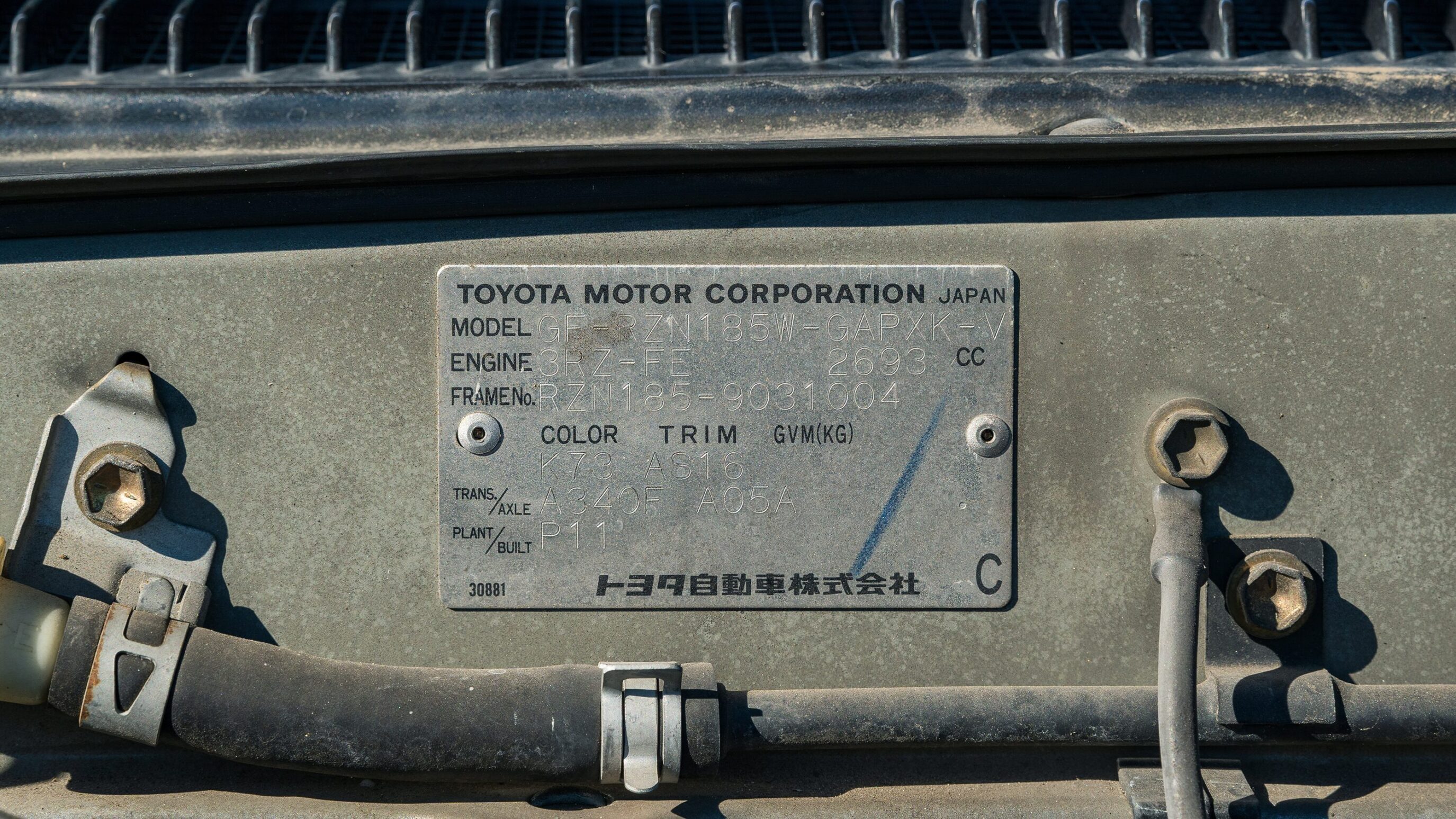 
								Toyota Hilux Surf SSR-X Silver full									