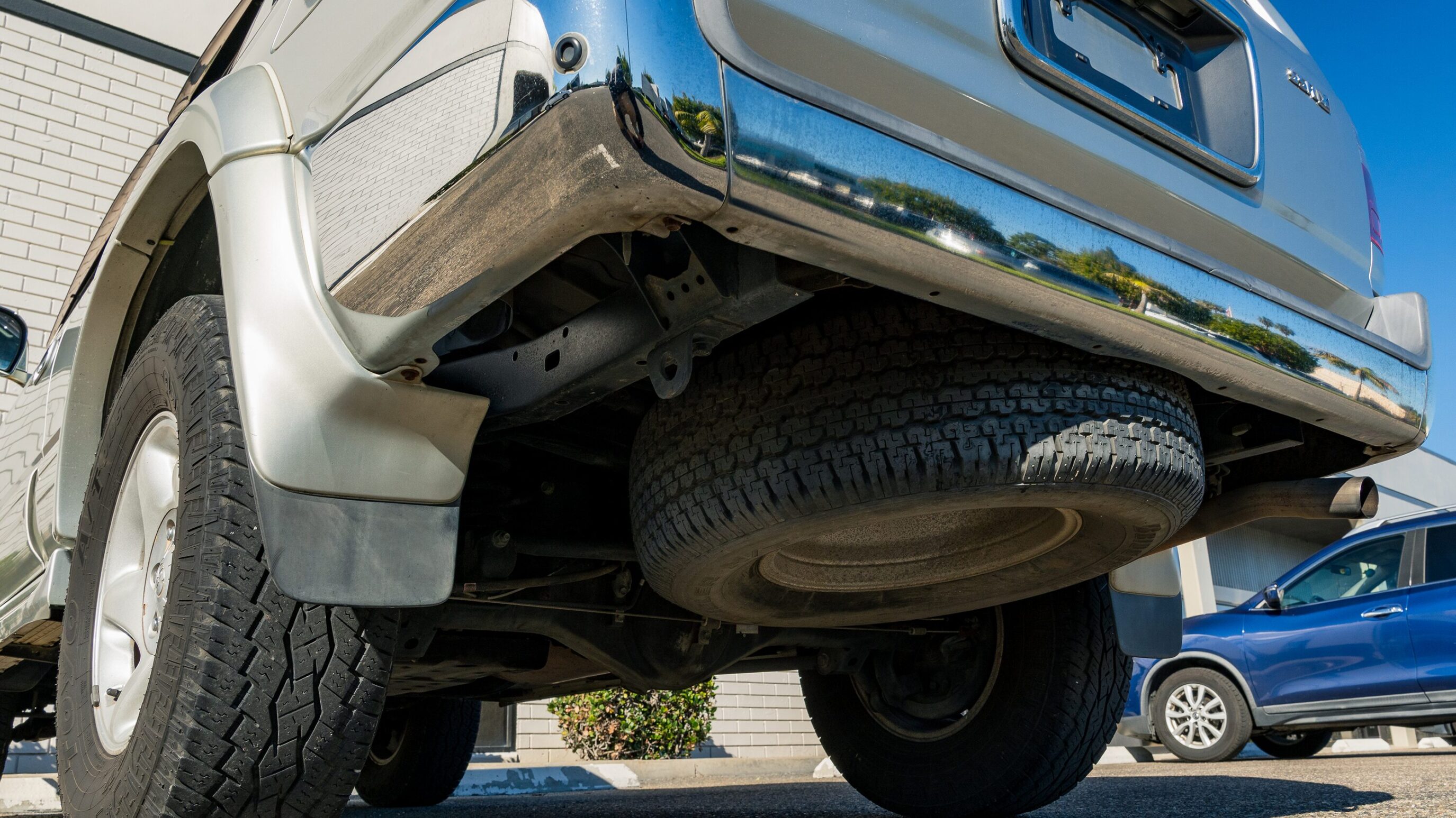 
								Toyota Hilux Surf SSR-X Silver full									