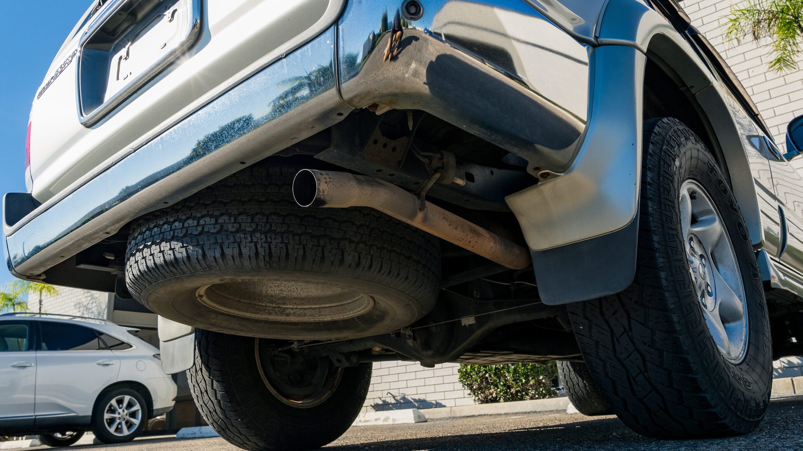 
								Toyota Hilux Surf SSR-X Silver full									