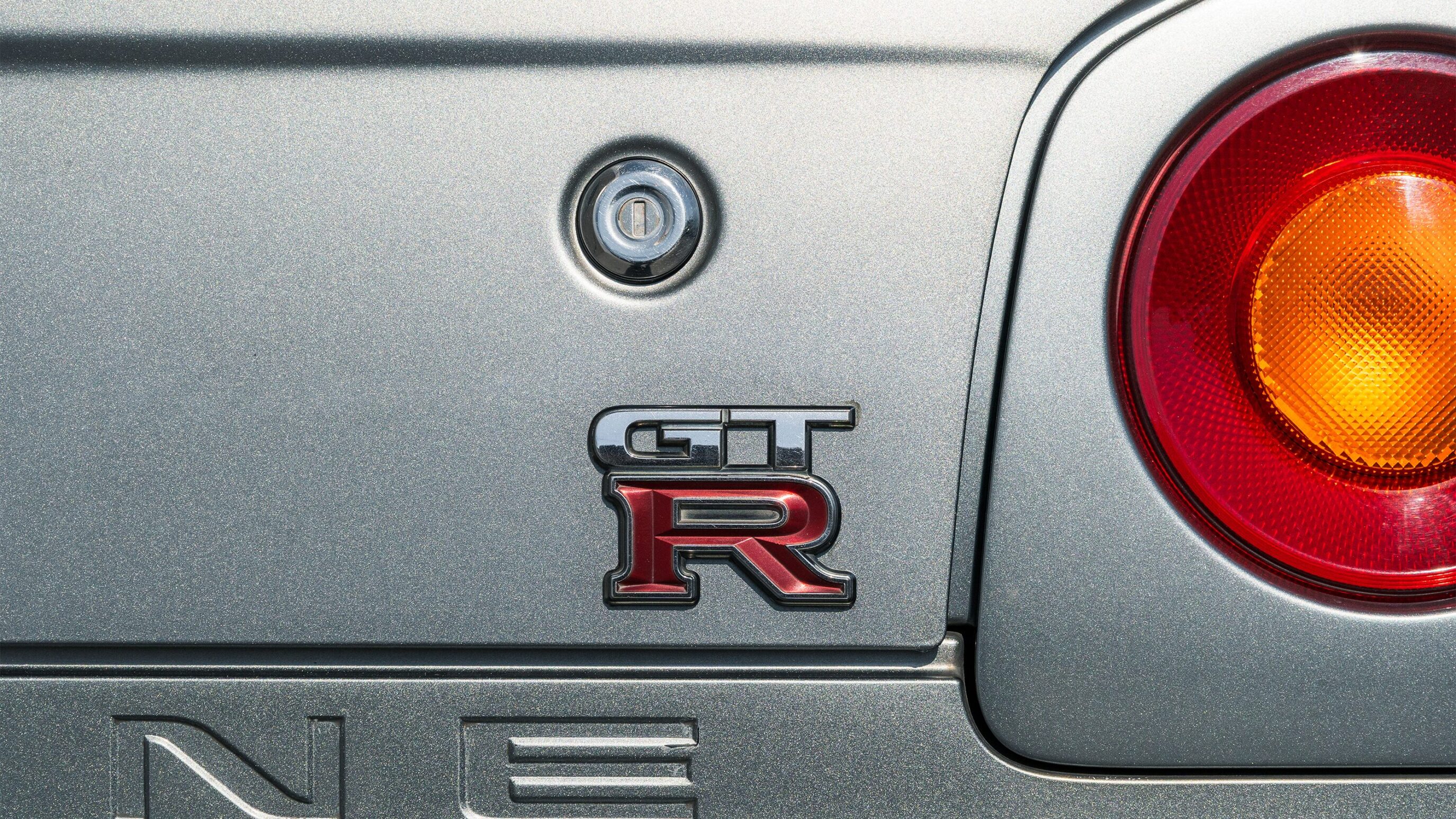 
								2000 Nissan Skyline GTR (BNR34) V-Spec II Sparkling Silver full									