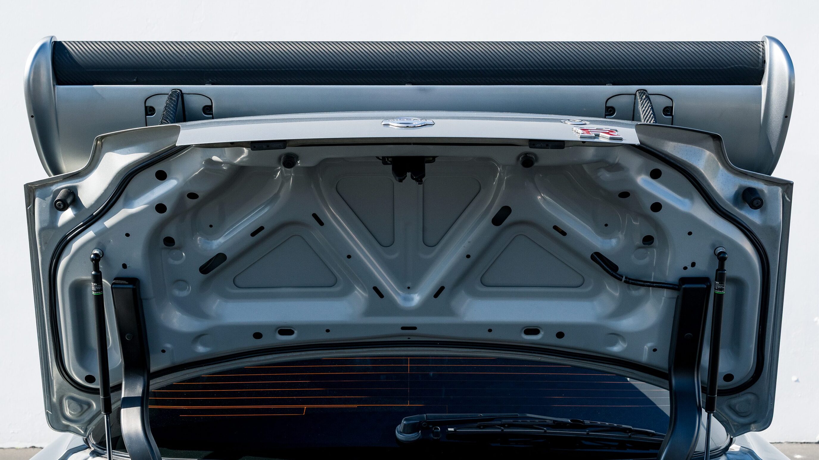 
								2000 Nissan Skyline GTR (BNR34) V-Spec II Sparkling Silver full									