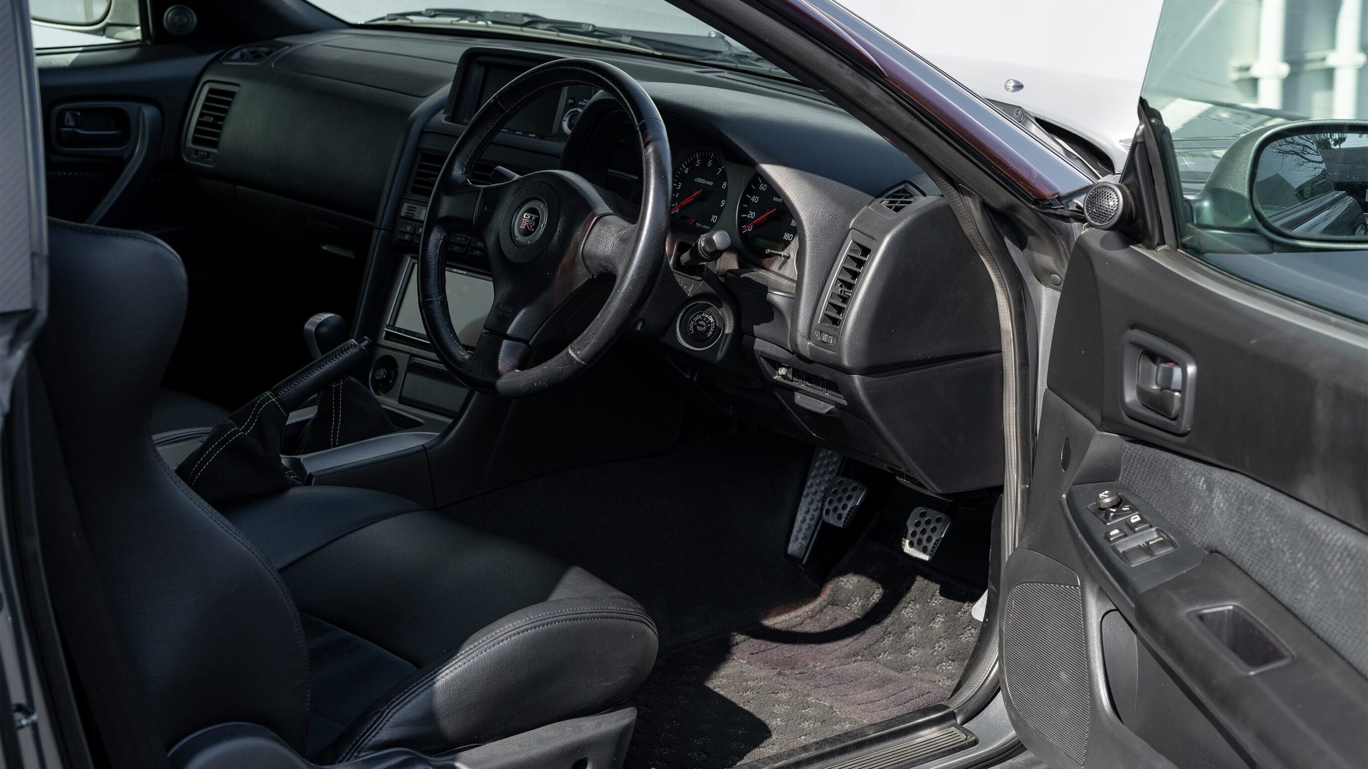 
								2000 Nissan Skyline GTR (BNR34) V-Spec II Sparkling Silver full									