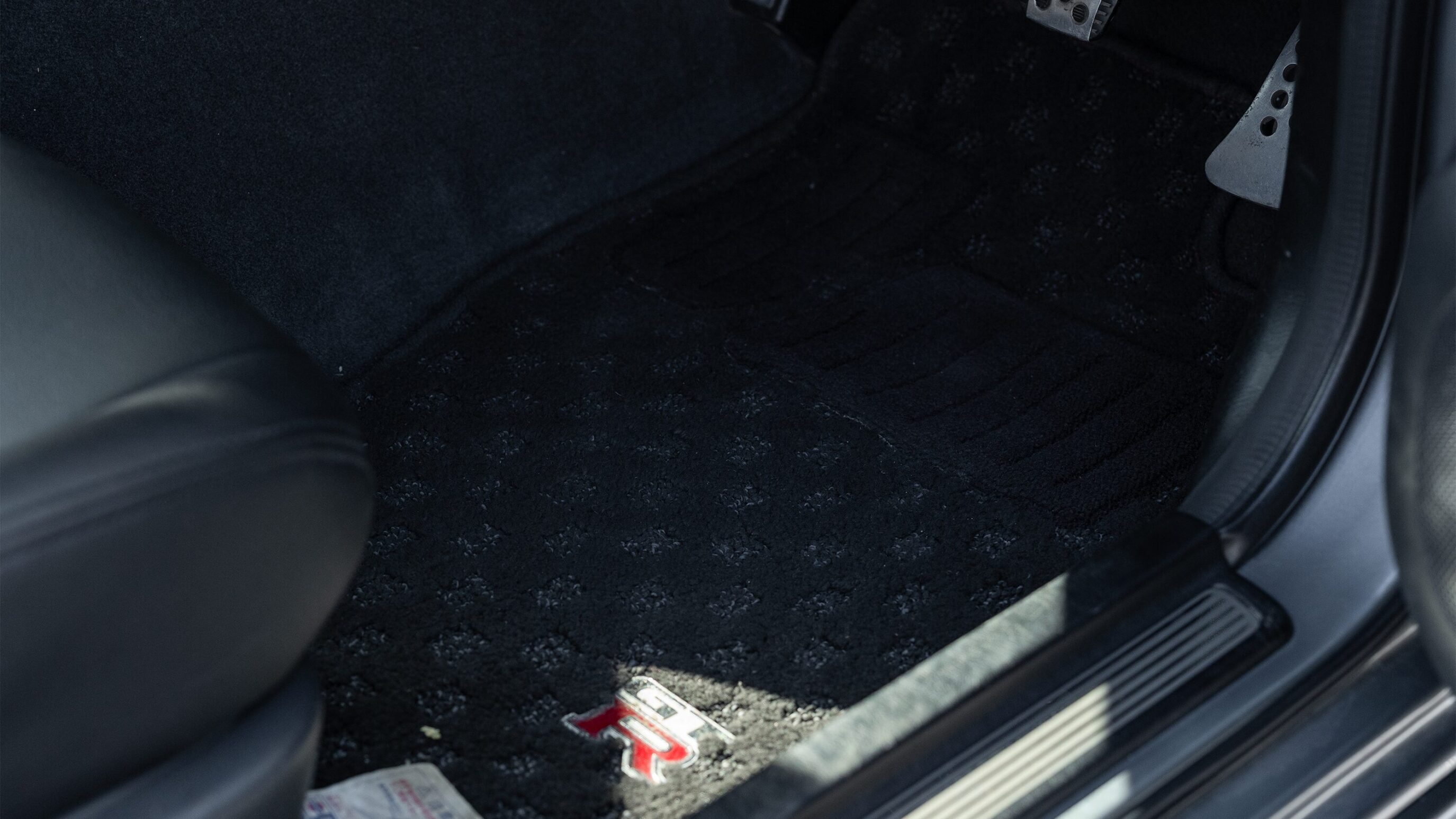 
								2000 Nissan Skyline GTR (BNR34) V-Spec II Sparkling Silver full									