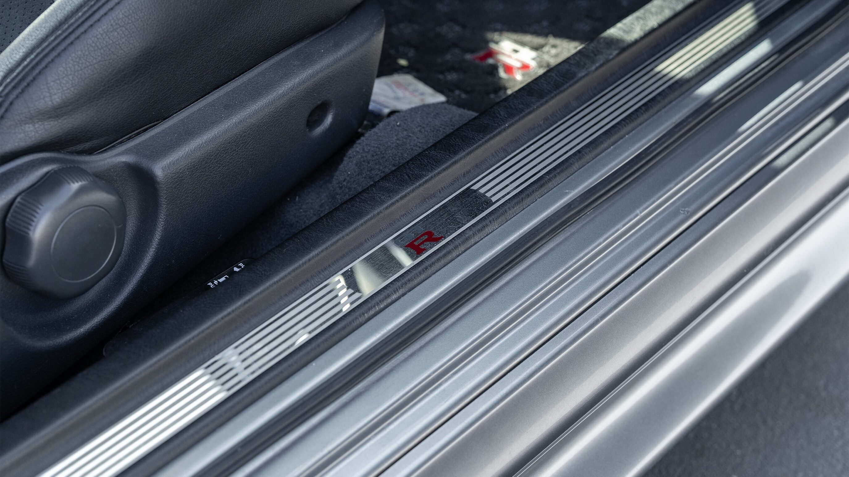 
								2000 Nissan Skyline GTR (BNR34) V-Spec II Sparkling Silver full									