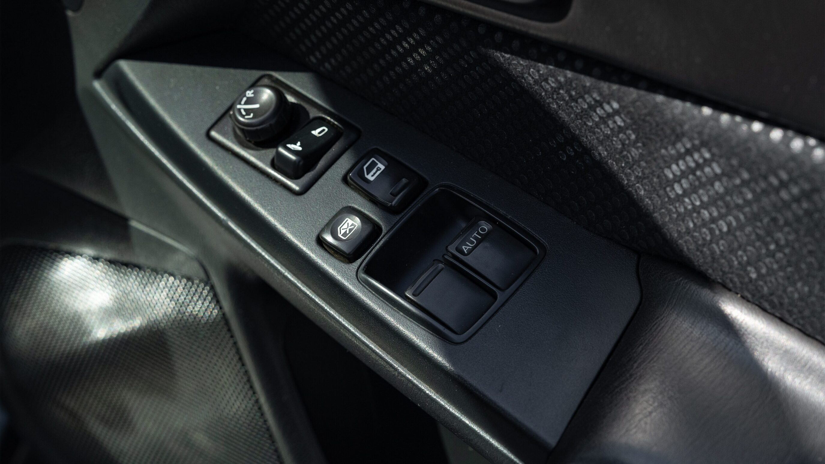 
								2000 Nissan Skyline GTR (BNR34) V-Spec II Sparkling Silver full									