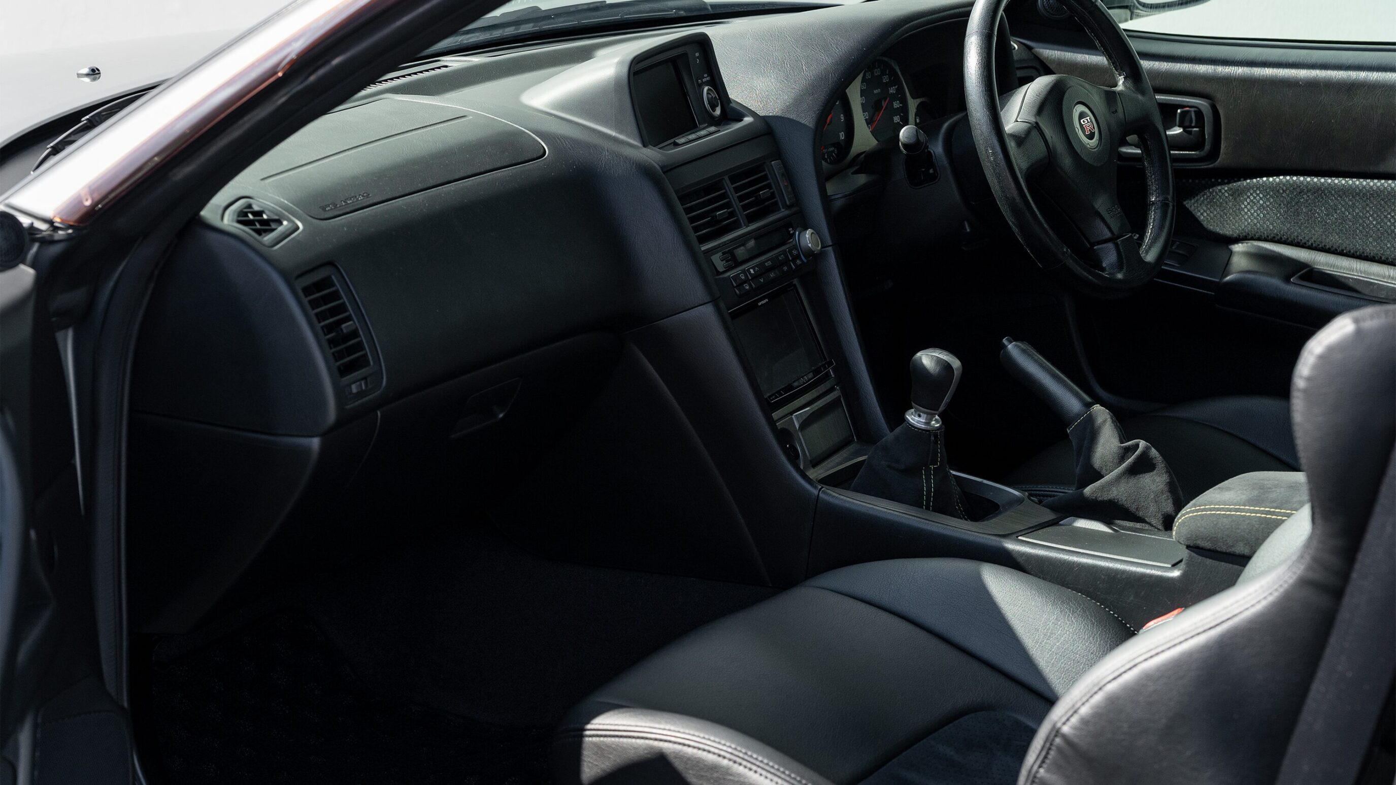 
								2000 Nissan Skyline GTR (BNR34) V-Spec II Sparkling Silver full									