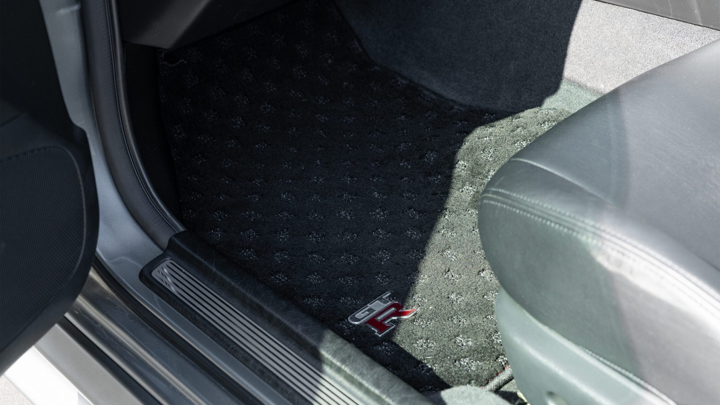 
								2000 Nissan Skyline GTR (BNR34) V-Spec II Sparkling Silver full									