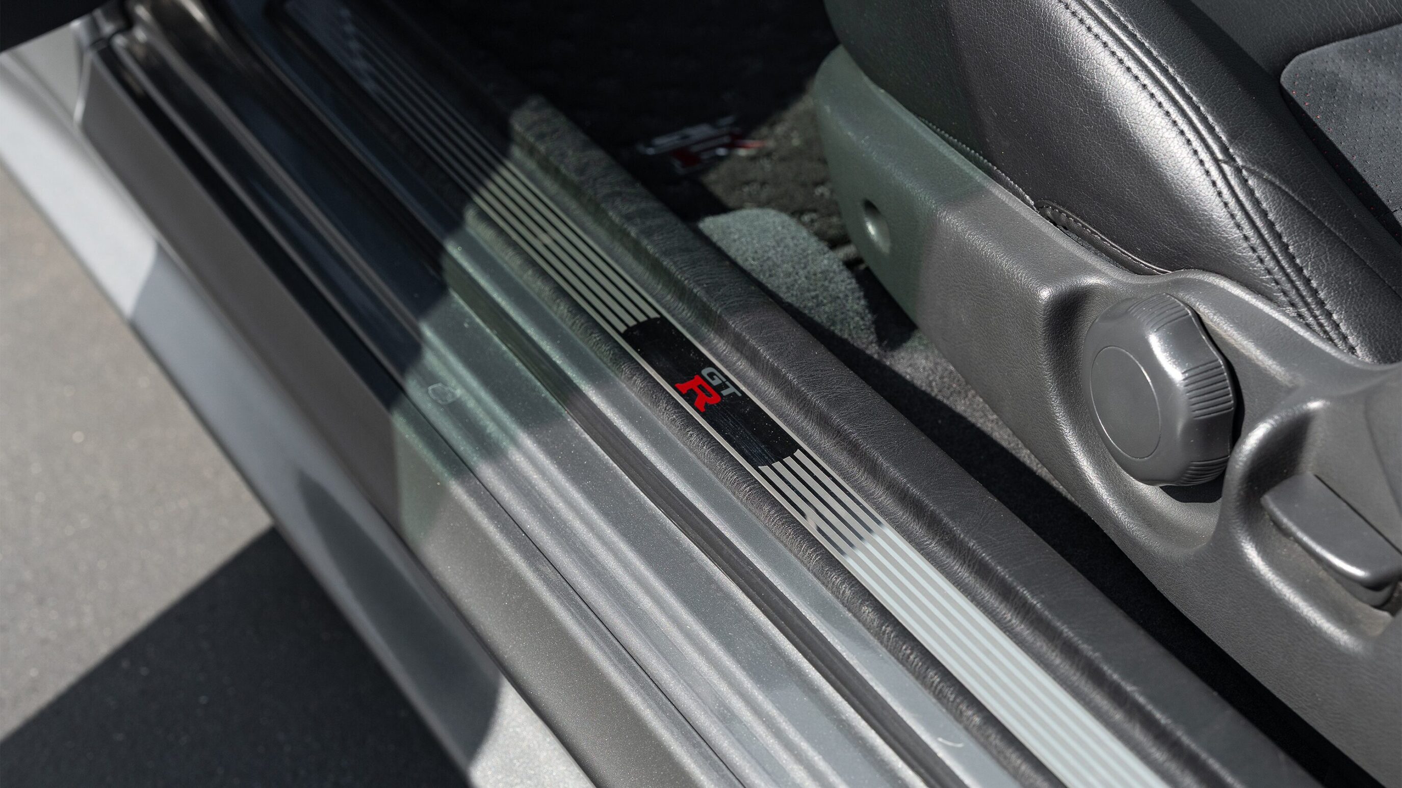 
								2000 Nissan Skyline GTR (BNR34) V-Spec II Sparkling Silver full									