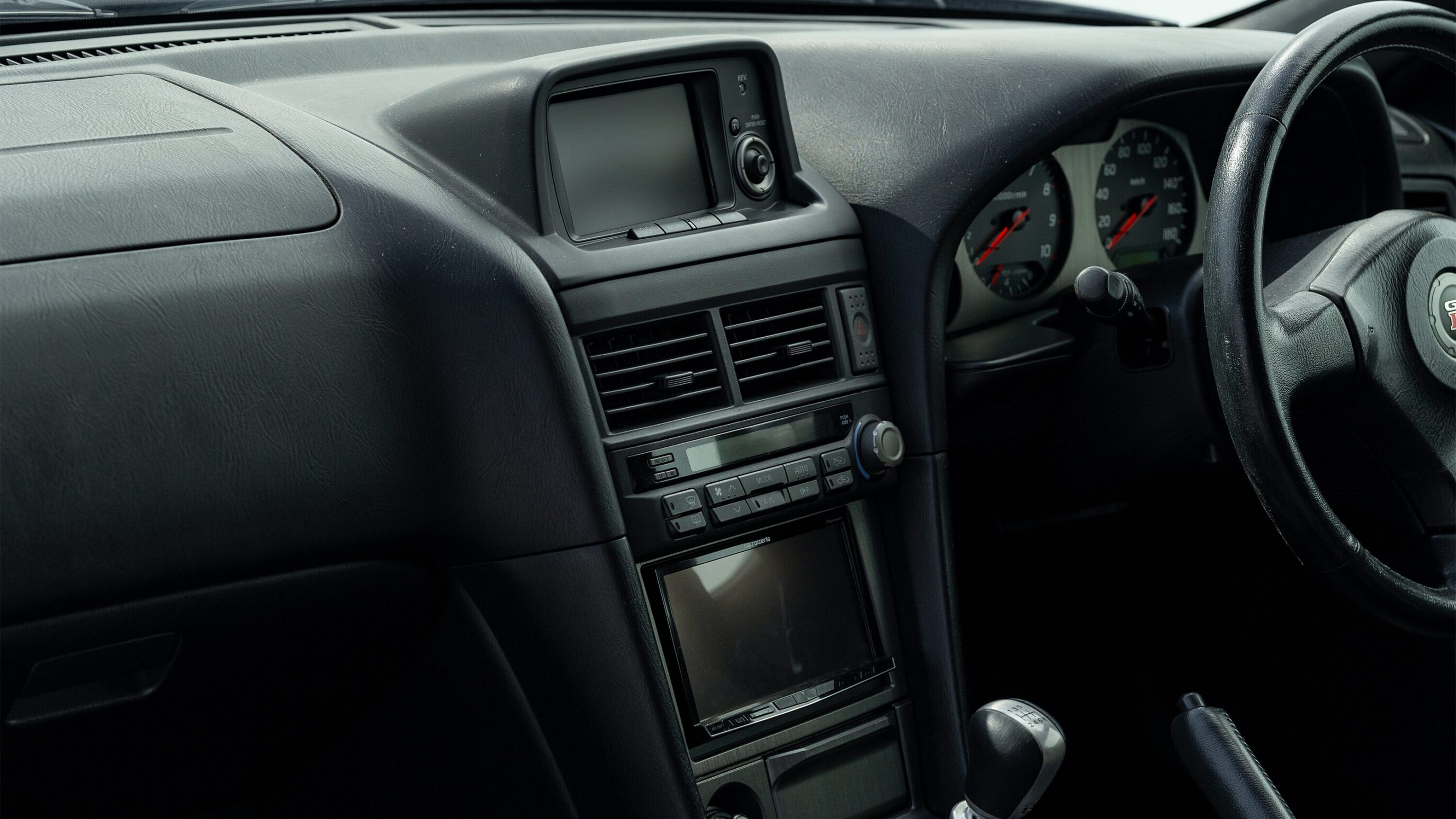 
								2000 Nissan Skyline GTR (BNR34) V-Spec II Sparkling Silver full									