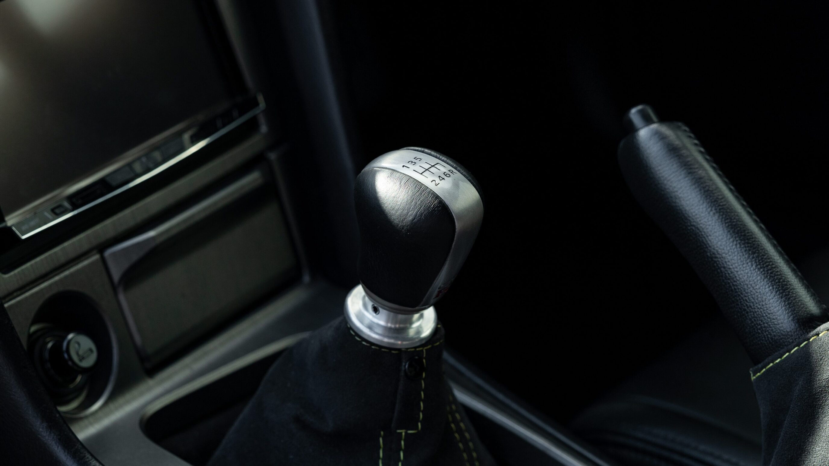 
								2000 Nissan Skyline GTR (BNR34) V-Spec II Sparkling Silver full									