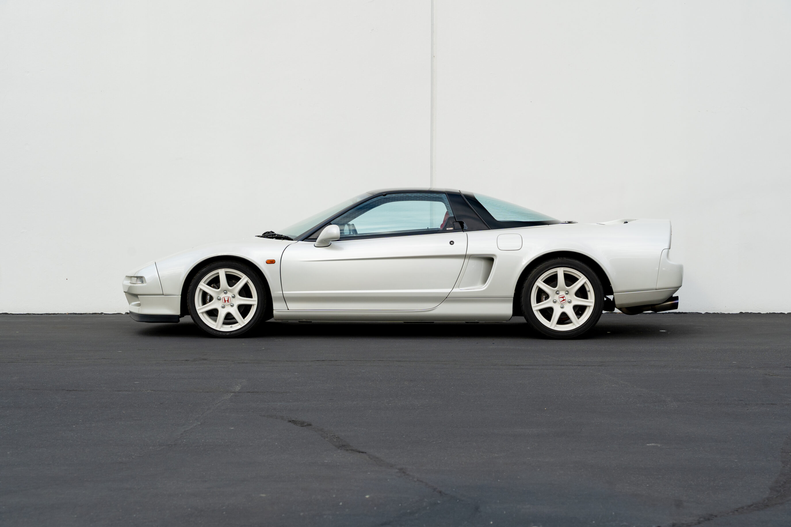 
								1993 Honda NSX-R Neutron White Pearl full									