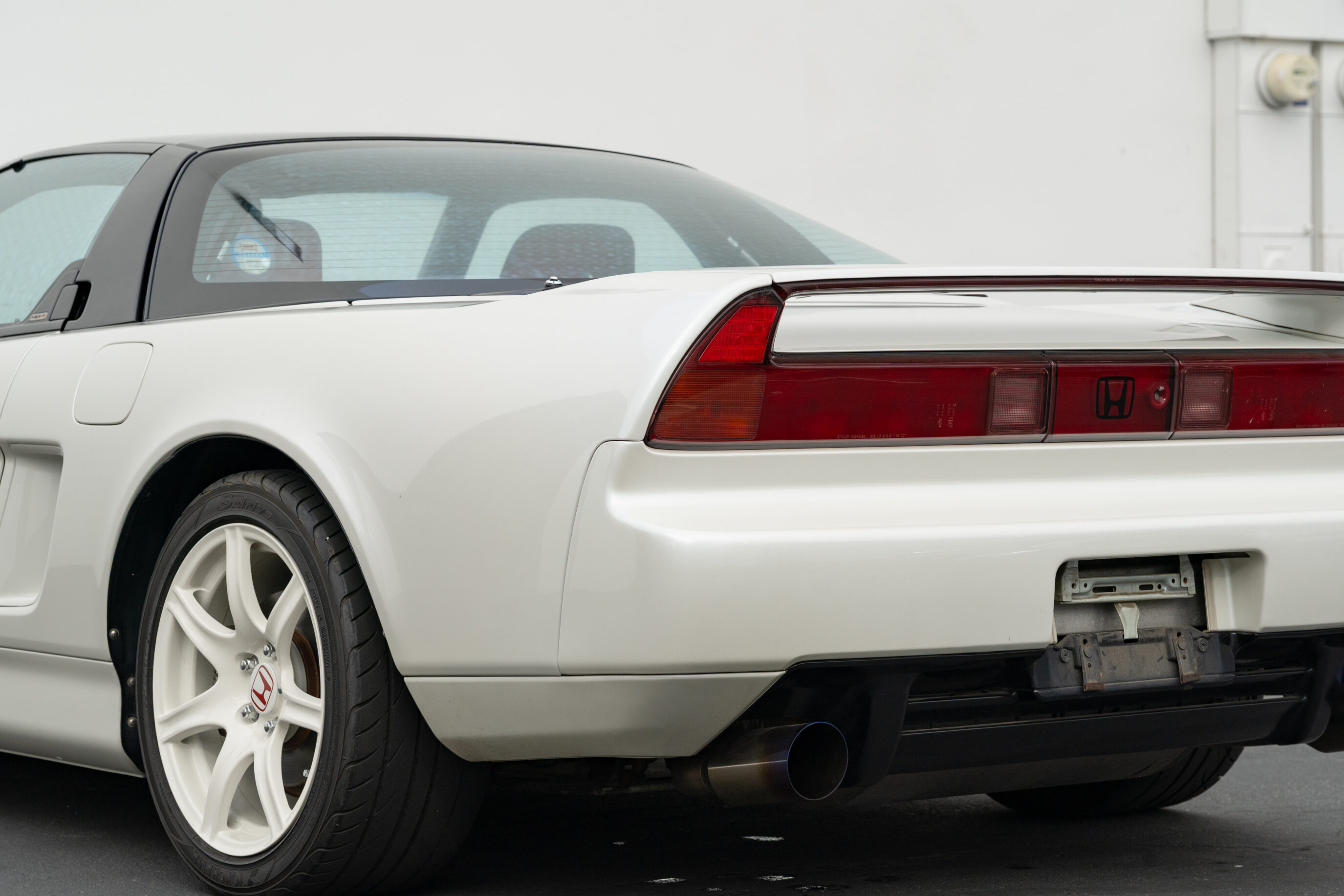 
								1993 Honda NSX-R Neutron White Pearl full									