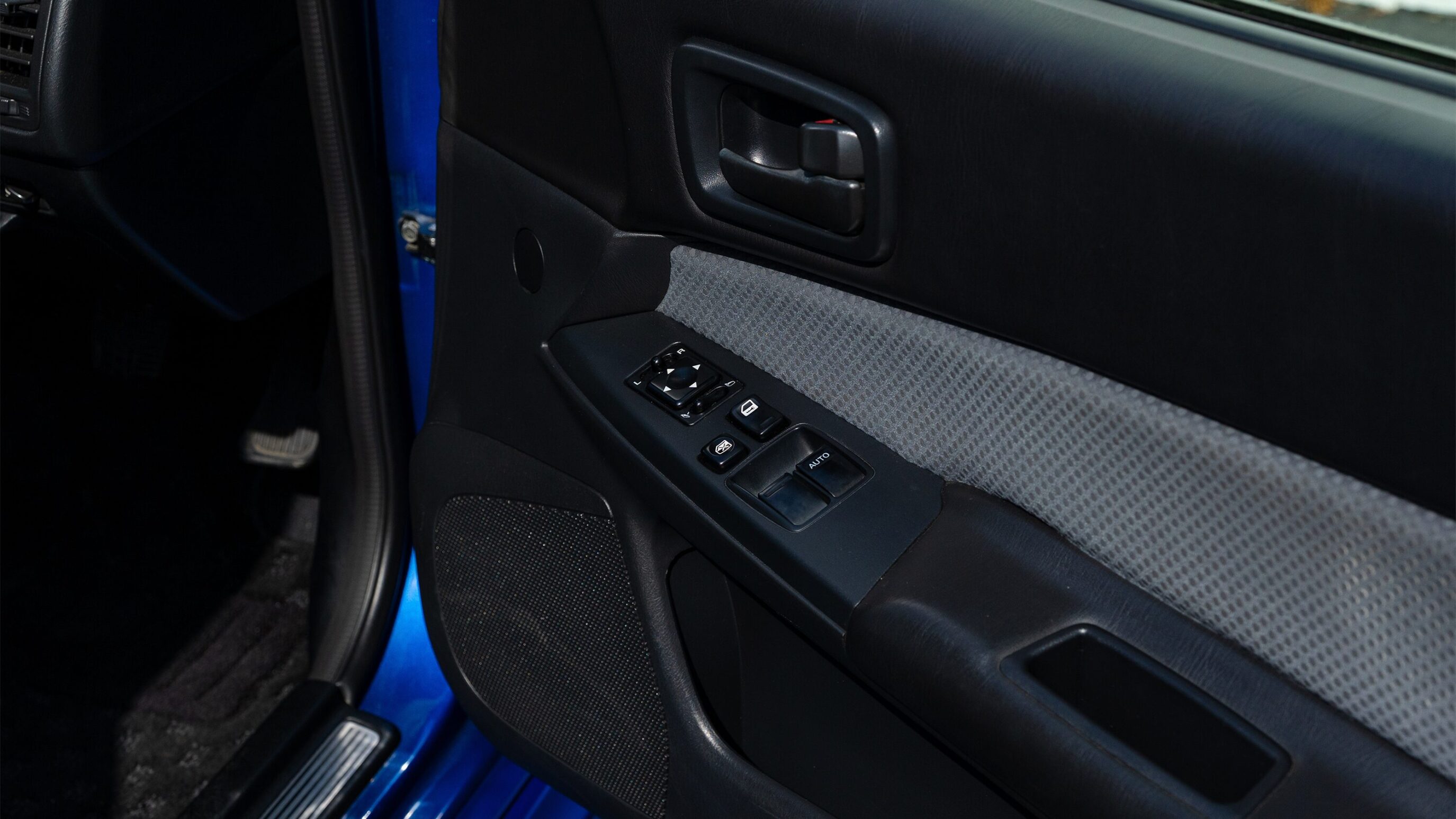 
								1999 Nissan Skyline GTR (BNR34) V-Spec Bayside Blue full									