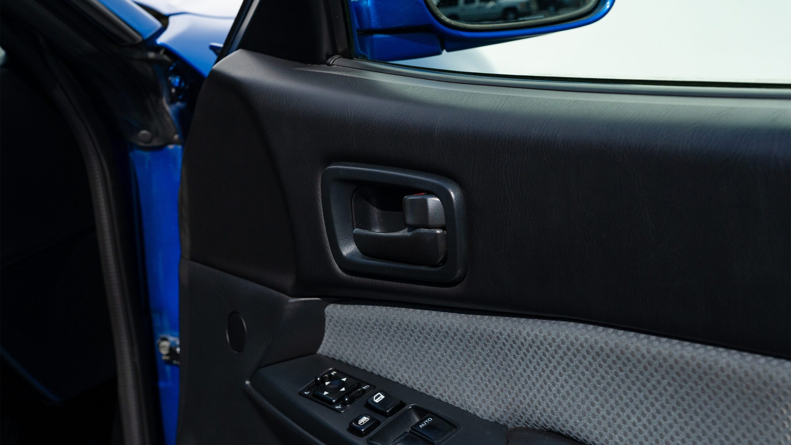 
								1999 Nissan Skyline GTR (BNR34) V-Spec Bayside Blue full									